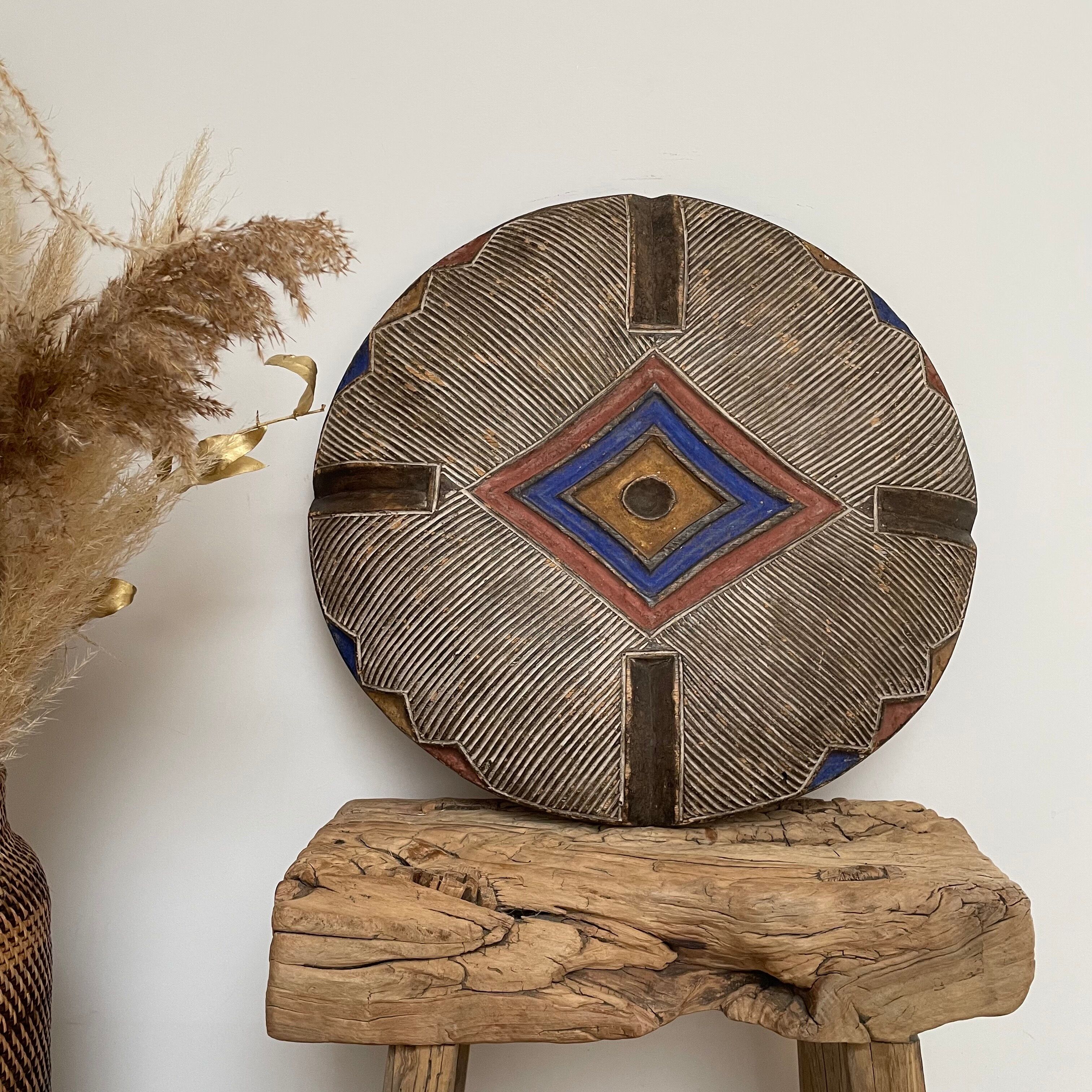 Round colored Bamileke shield ''AURA'