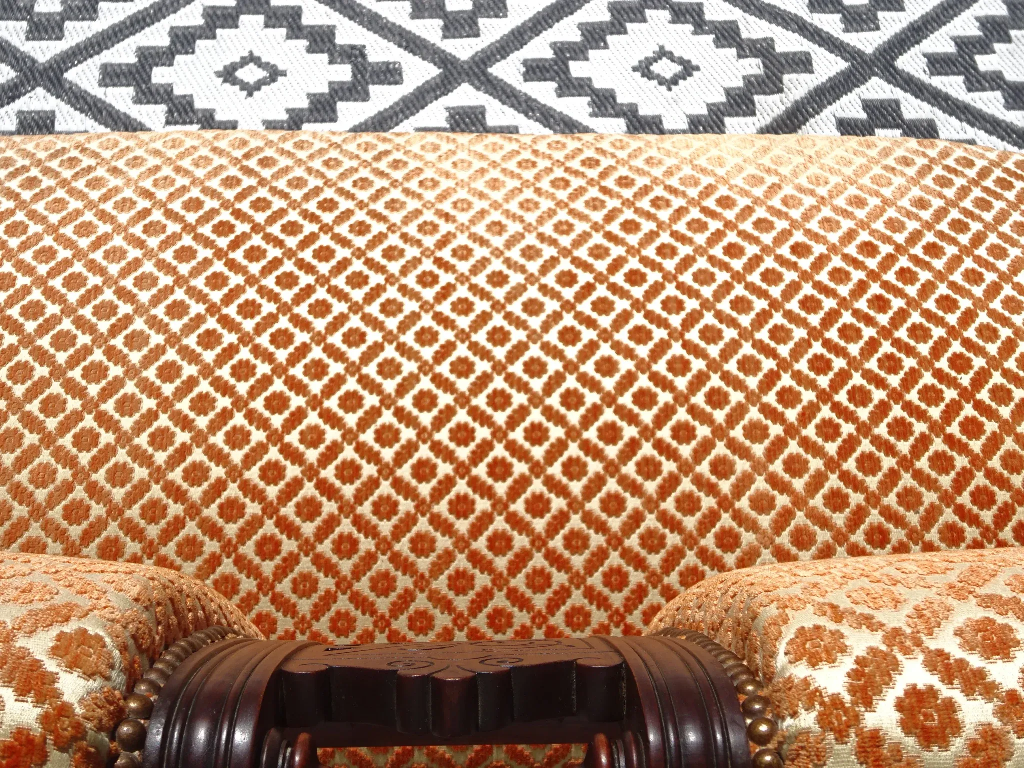 Ancienne banquette en bois et velours orange
