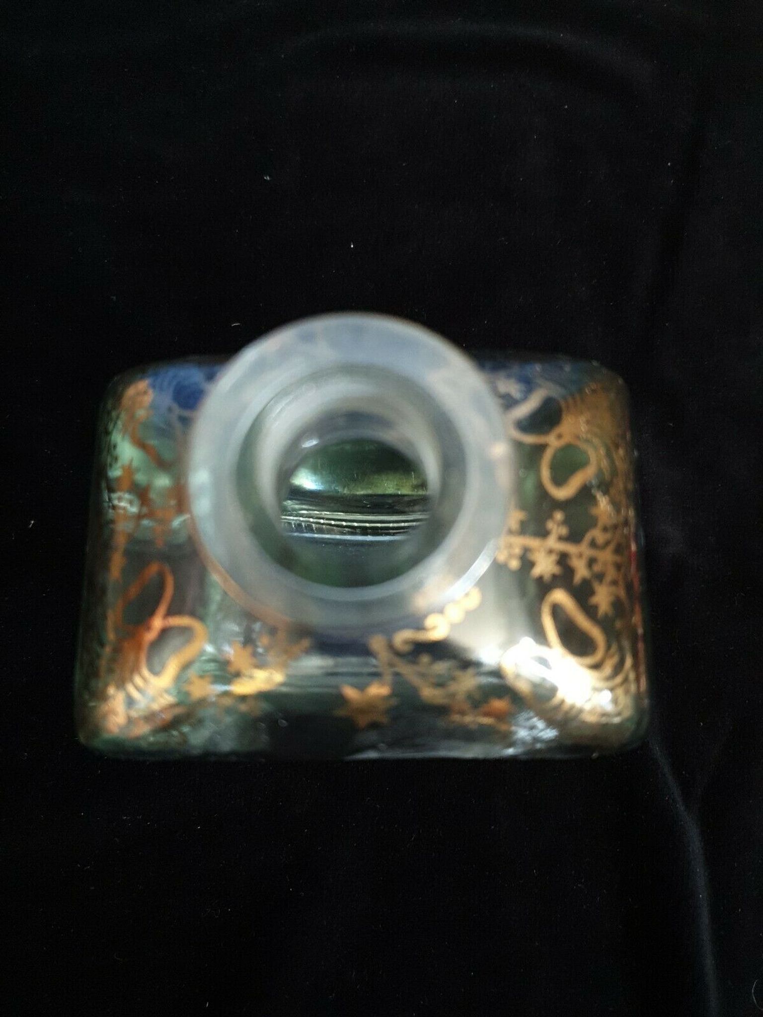 Carafe à liqueur en verre avec motif et dorure.