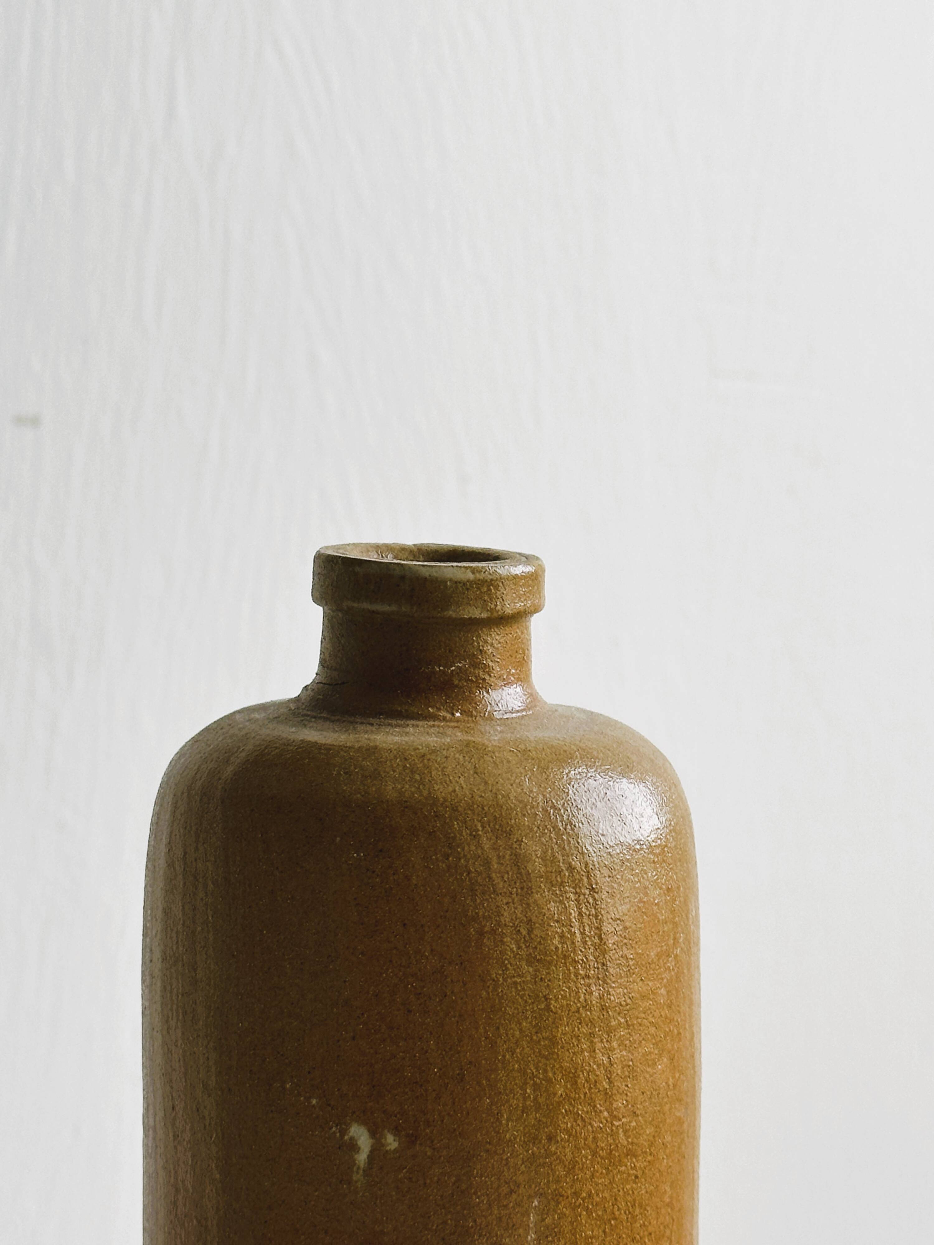 Bouteille décorative en grès vernissé.