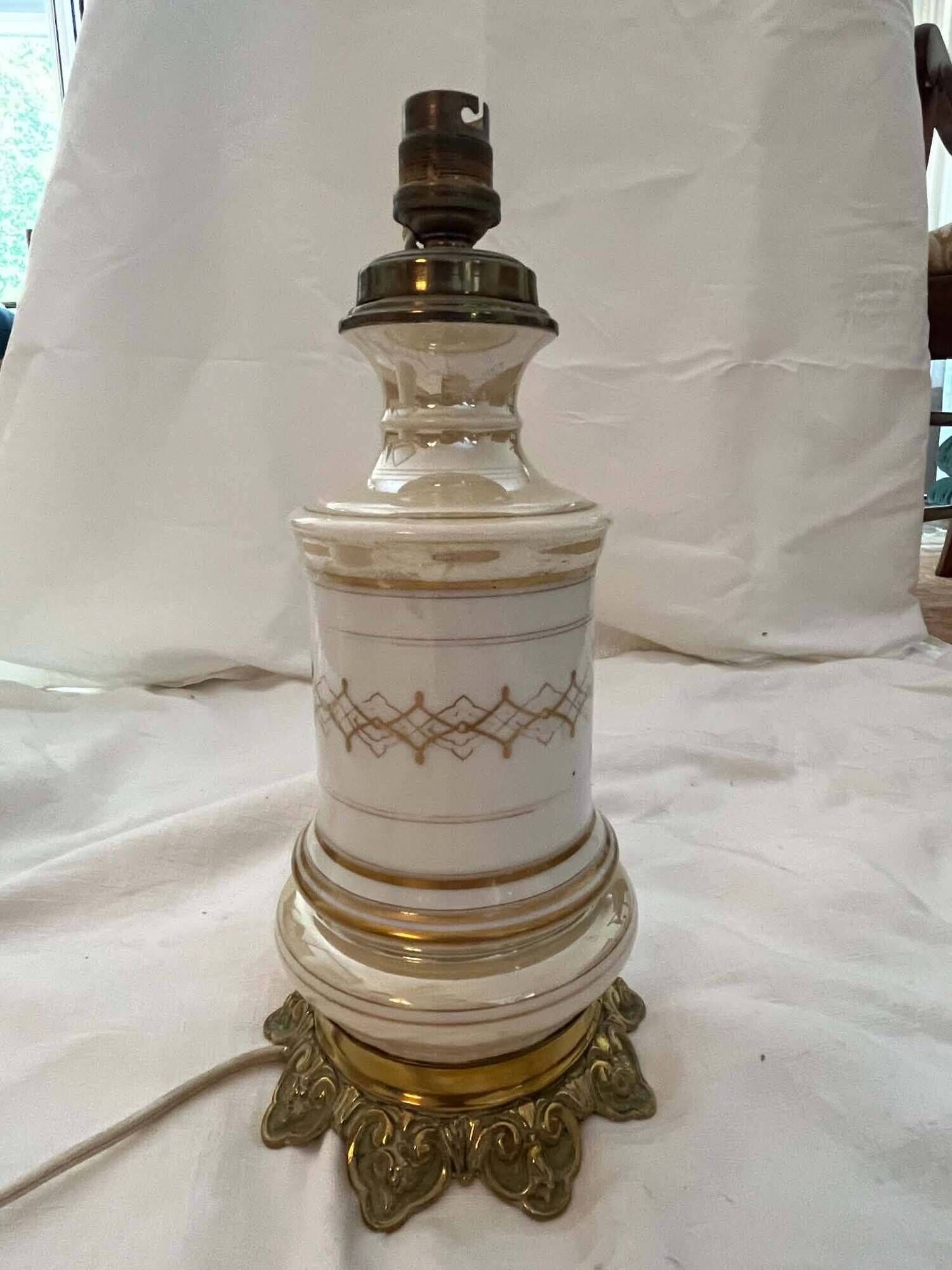 Lot including 2 oil lamps from the 19th century, equipped with their electric wire.