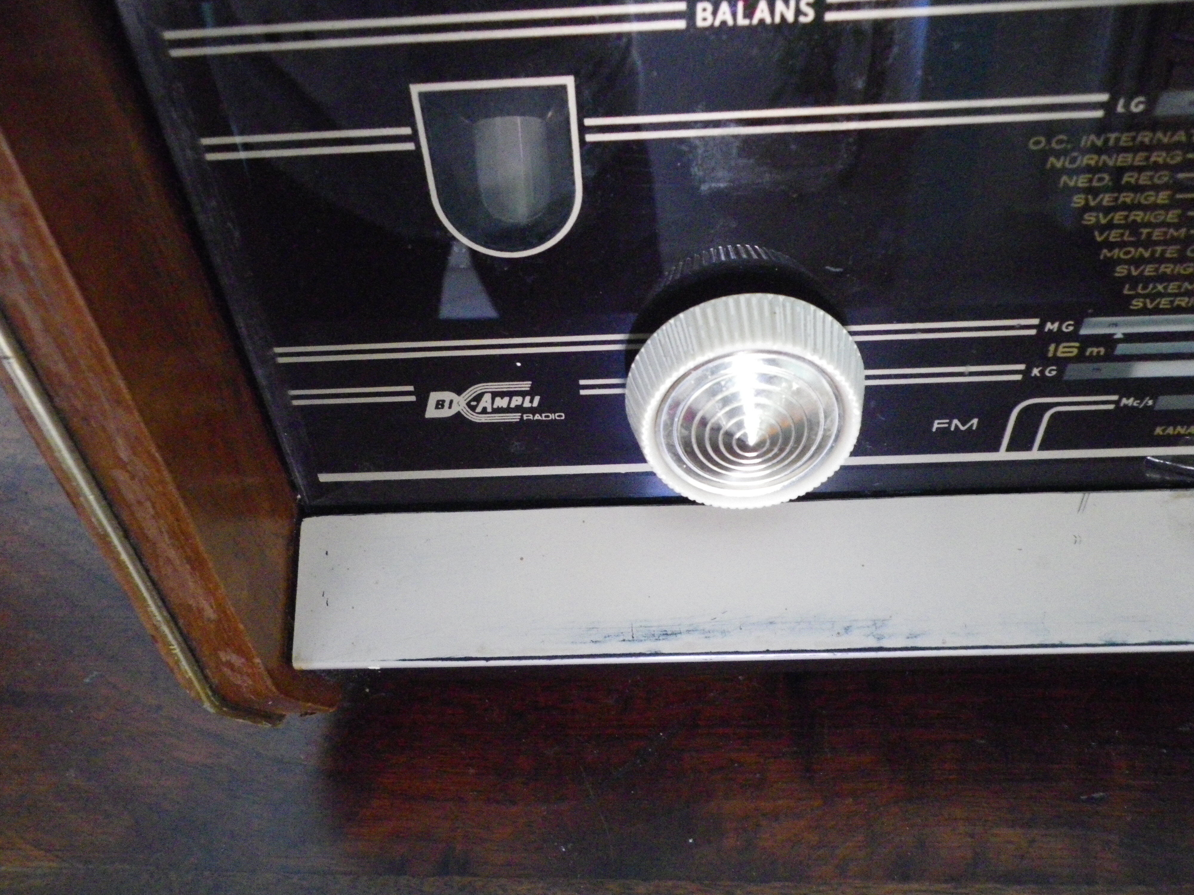 Wood, glass, bakelite, vinyl and brass radio - Bi-amp radio - Philips