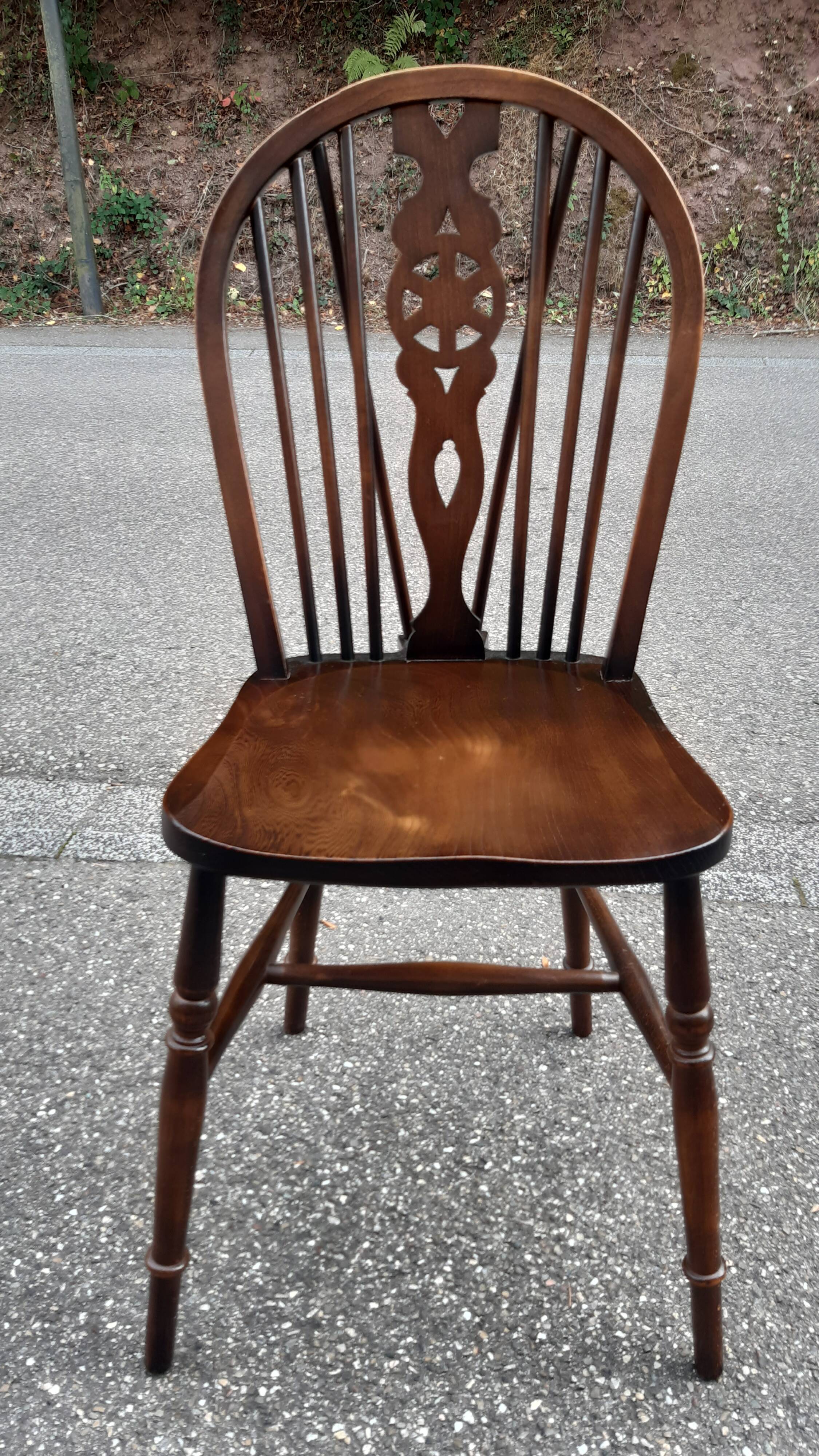 Set of 6 Windsor chairs