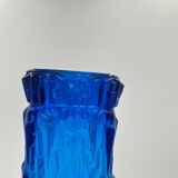 Vase en verre bleu avec relief