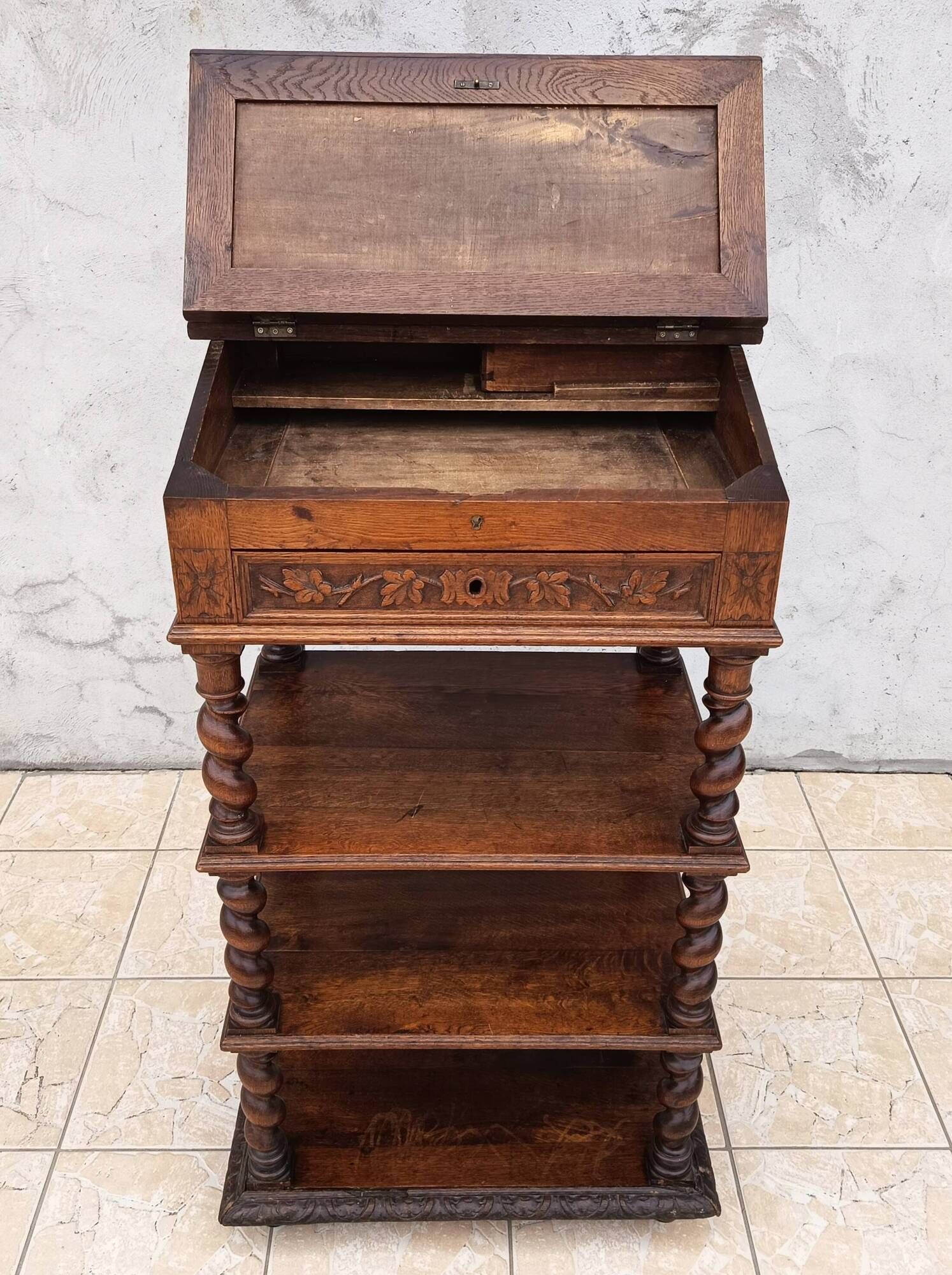 High Louis XIII writing desk in oak, 19th century.