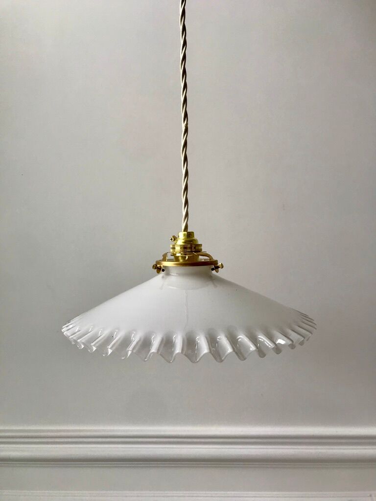 Suspension en opaline dentelée début XXème