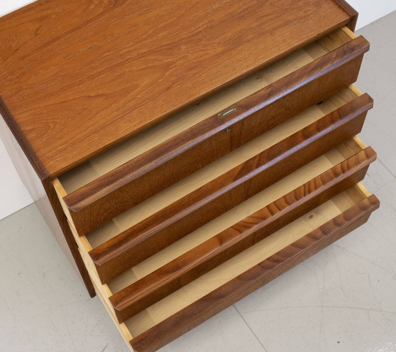 Commode danoise en teck par Hanbjerg, années 1960