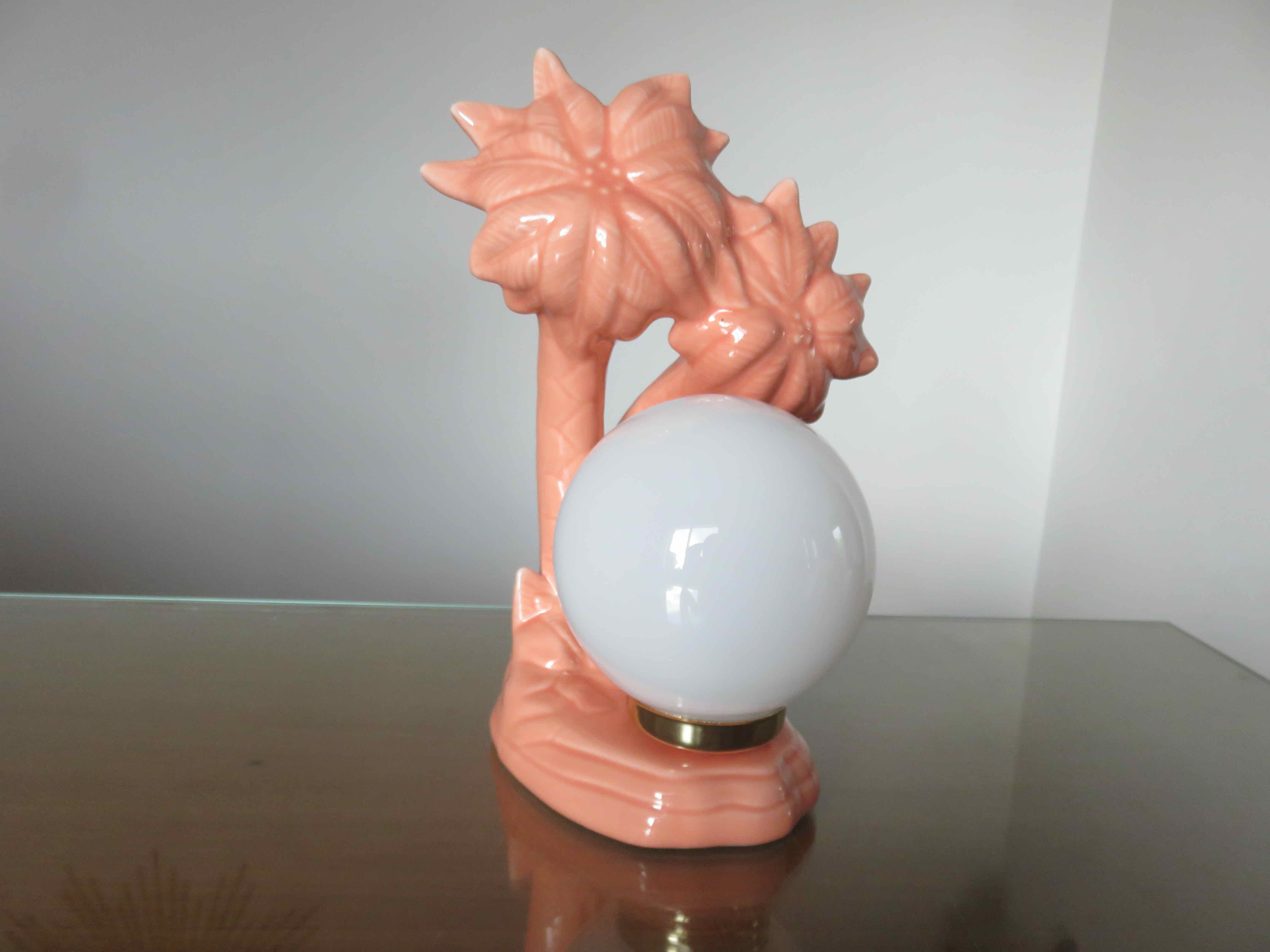 Paire de lampes palmiers en céramique rose saumoné et boule opaline blanche années 70 80