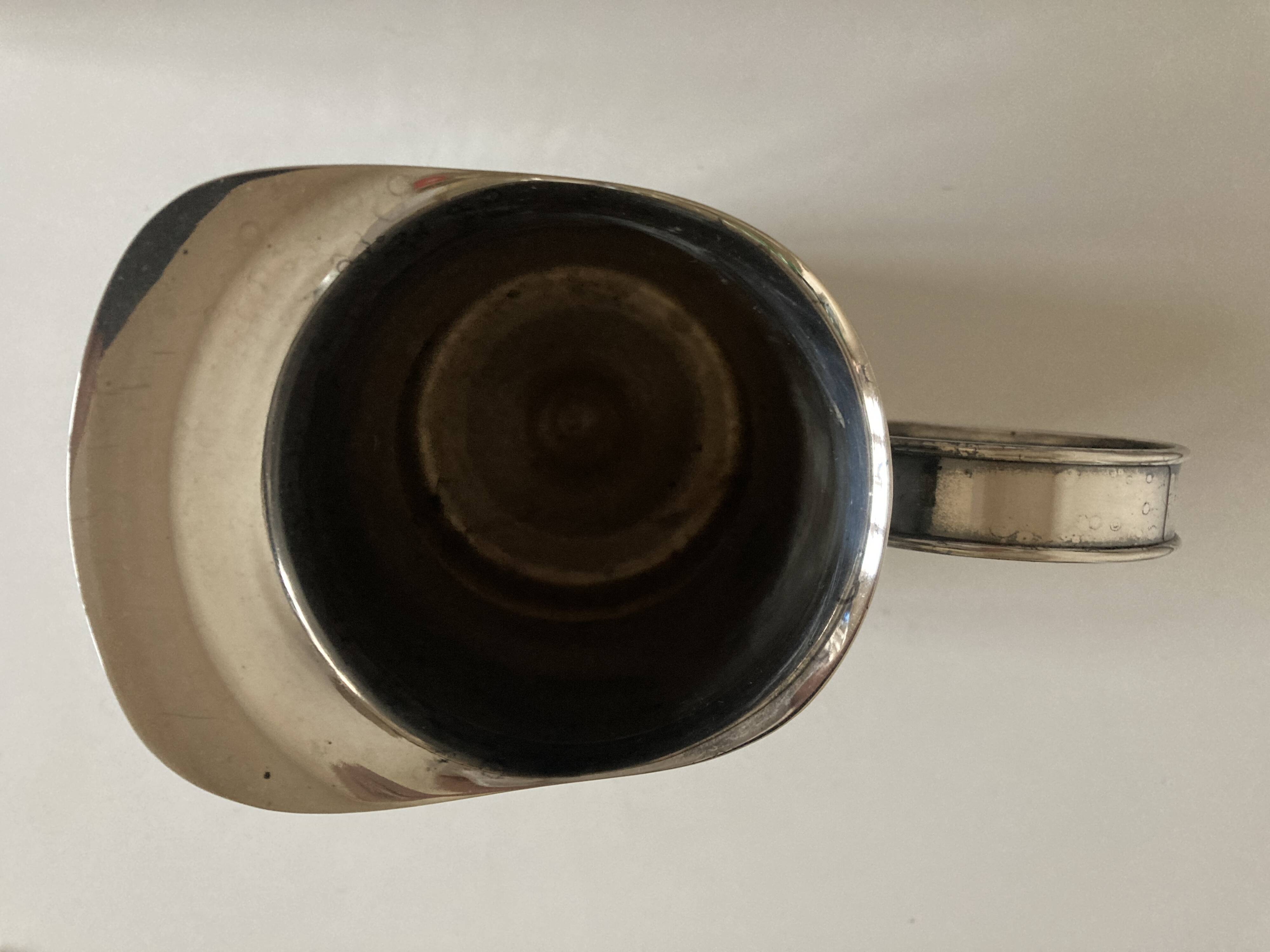 Vase pichet moderniste en métal argenté martelé Porciani Italy 1960