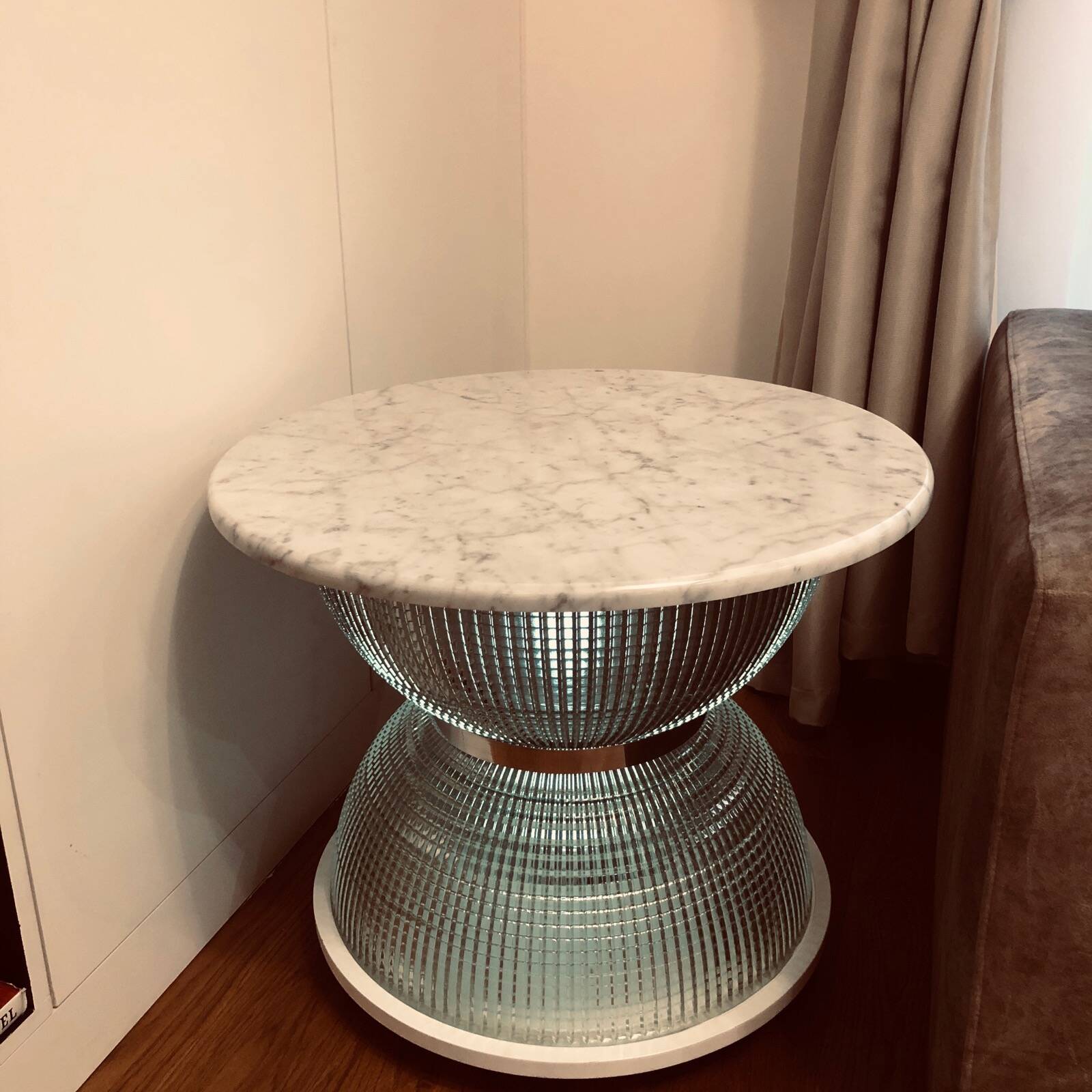 Table basse Holophane en marbre blanc