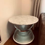 Table basse Holophane en marbre blanc
