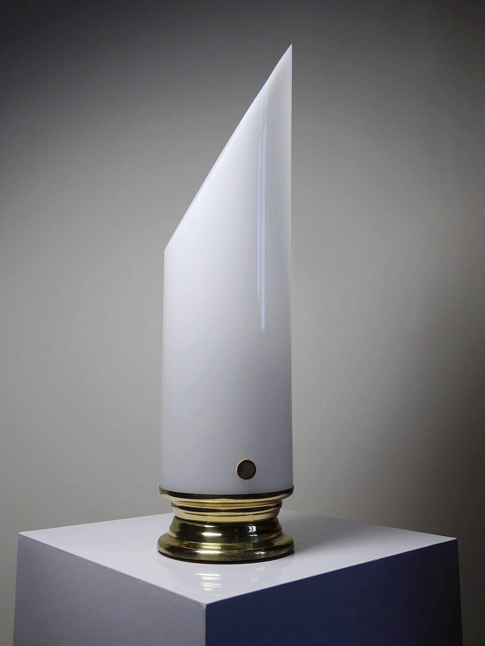 Grande lampe vintage années 50-60 tube plexiglas opalescent support métal doré