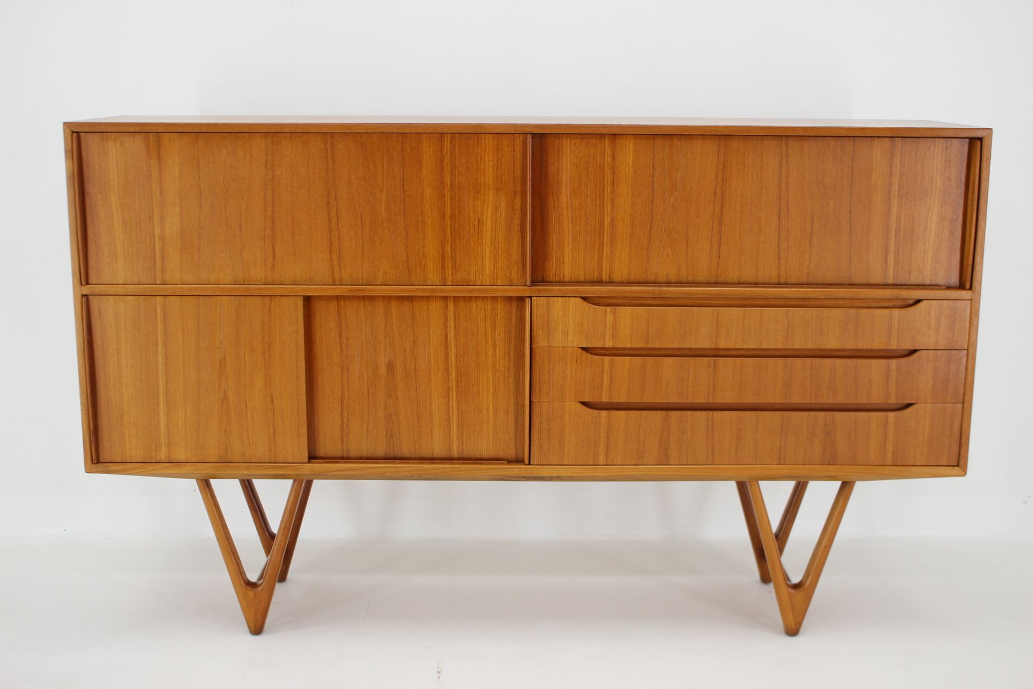 Buffet Kurt Ostervig en teck Danemark  Années 1960