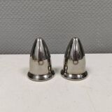 Un magnifique ensemble sel et poivre en acier inoxydable, style space age des années 1980.