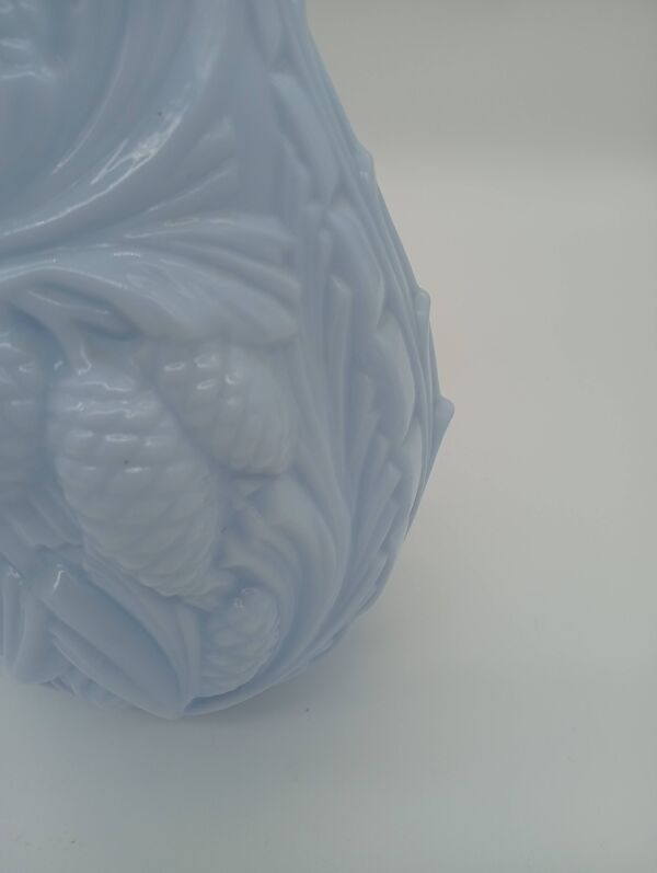 Vase Art Déco Opaline Verre Bleu Pastel Décor Pomme de Pin France Années 30