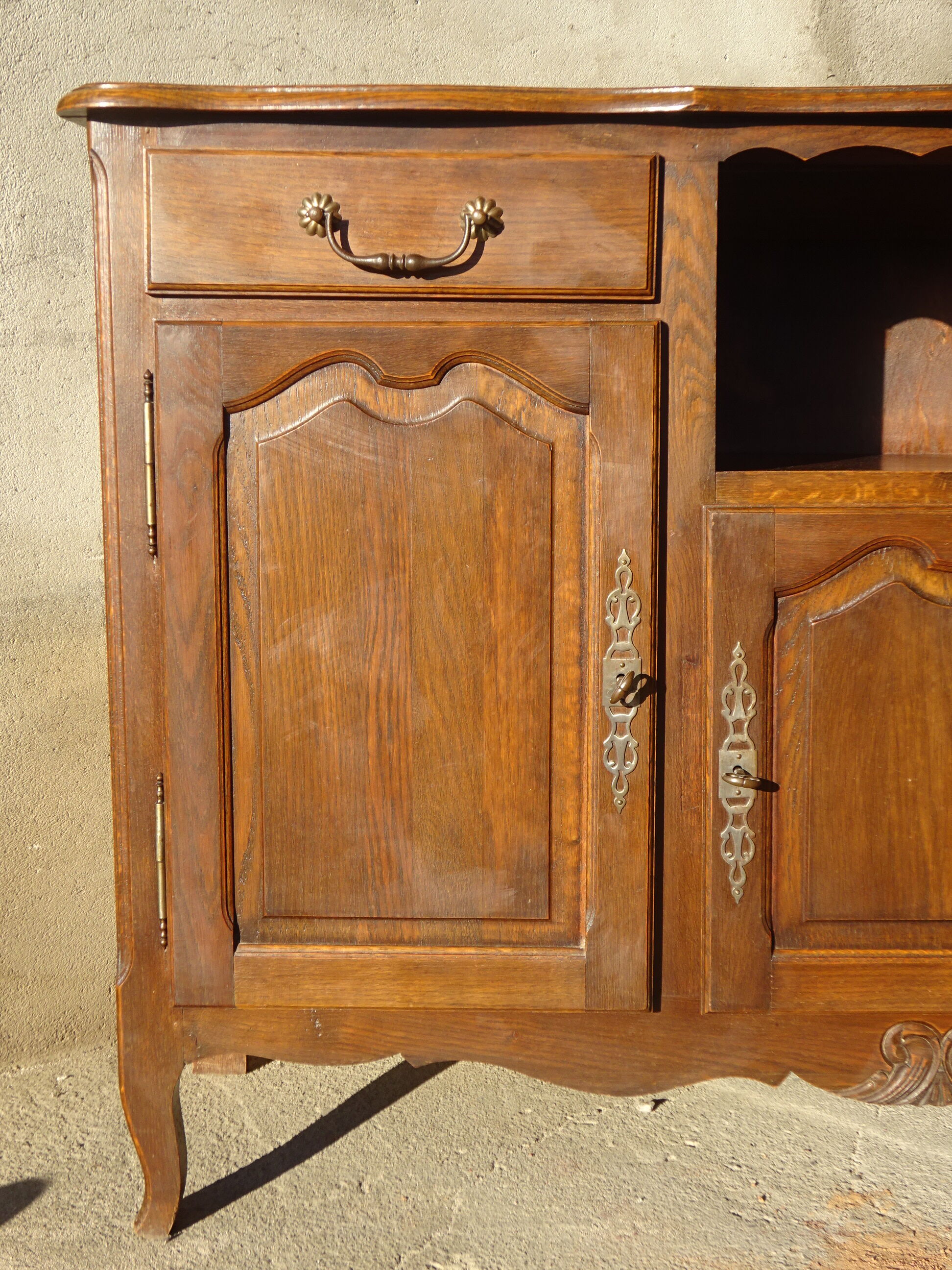 Provençal style oak enfilade