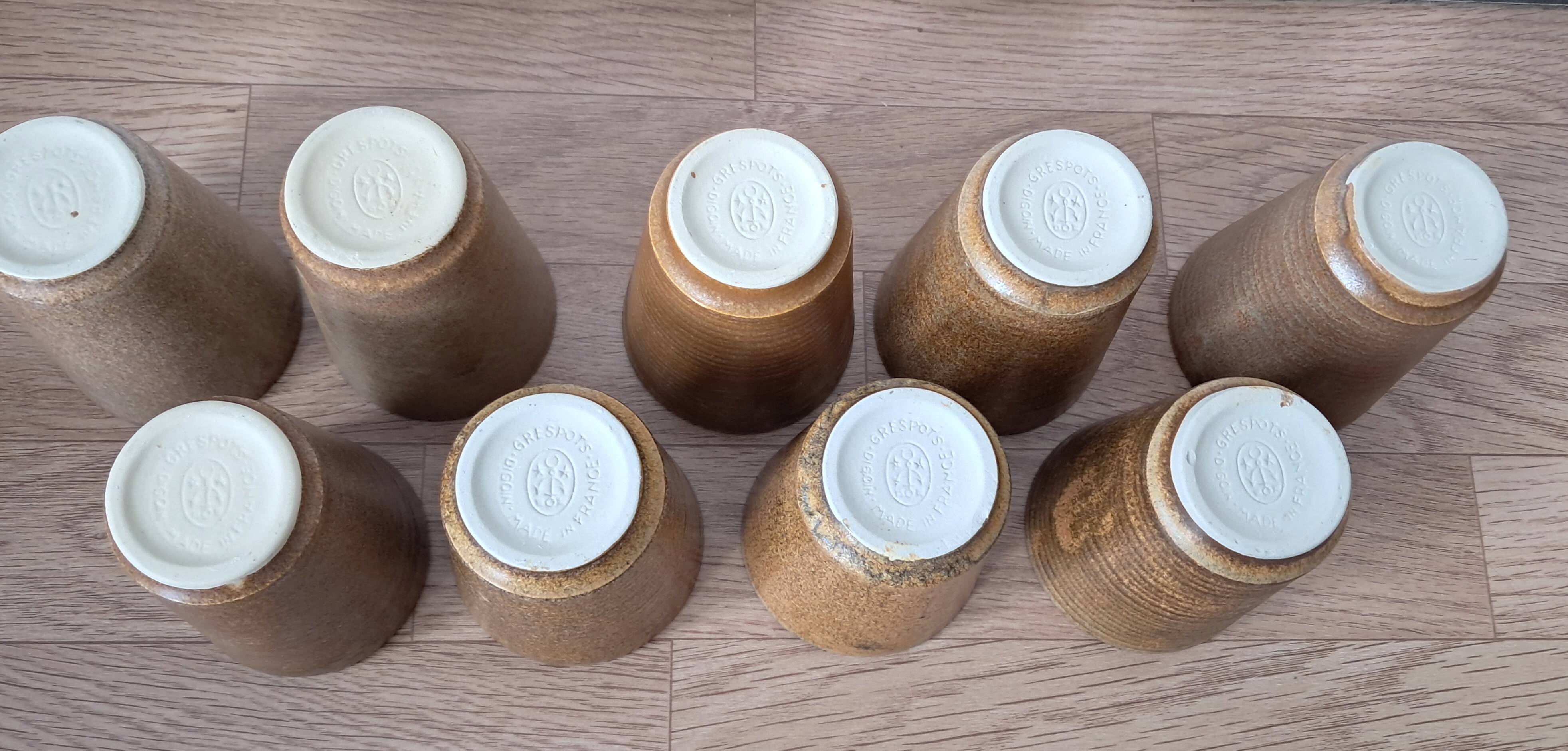 Série de 9 gobelets Digoin en grés.