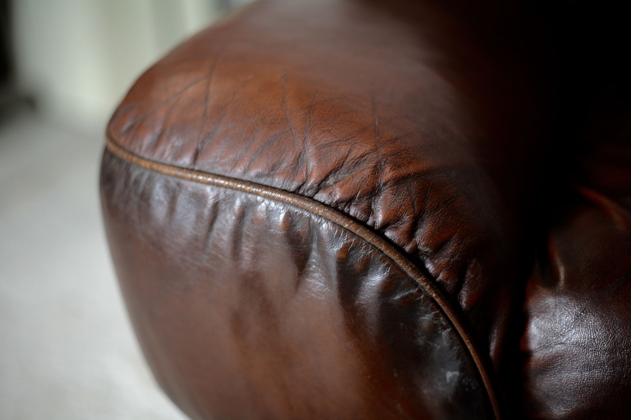 Ensemble fauteuil et table basse cuir, Italie, circa 1970. space age