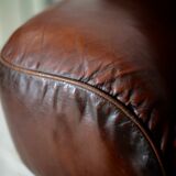 Ensemble fauteuil et table basse cuir, Italie, circa 1970. space age