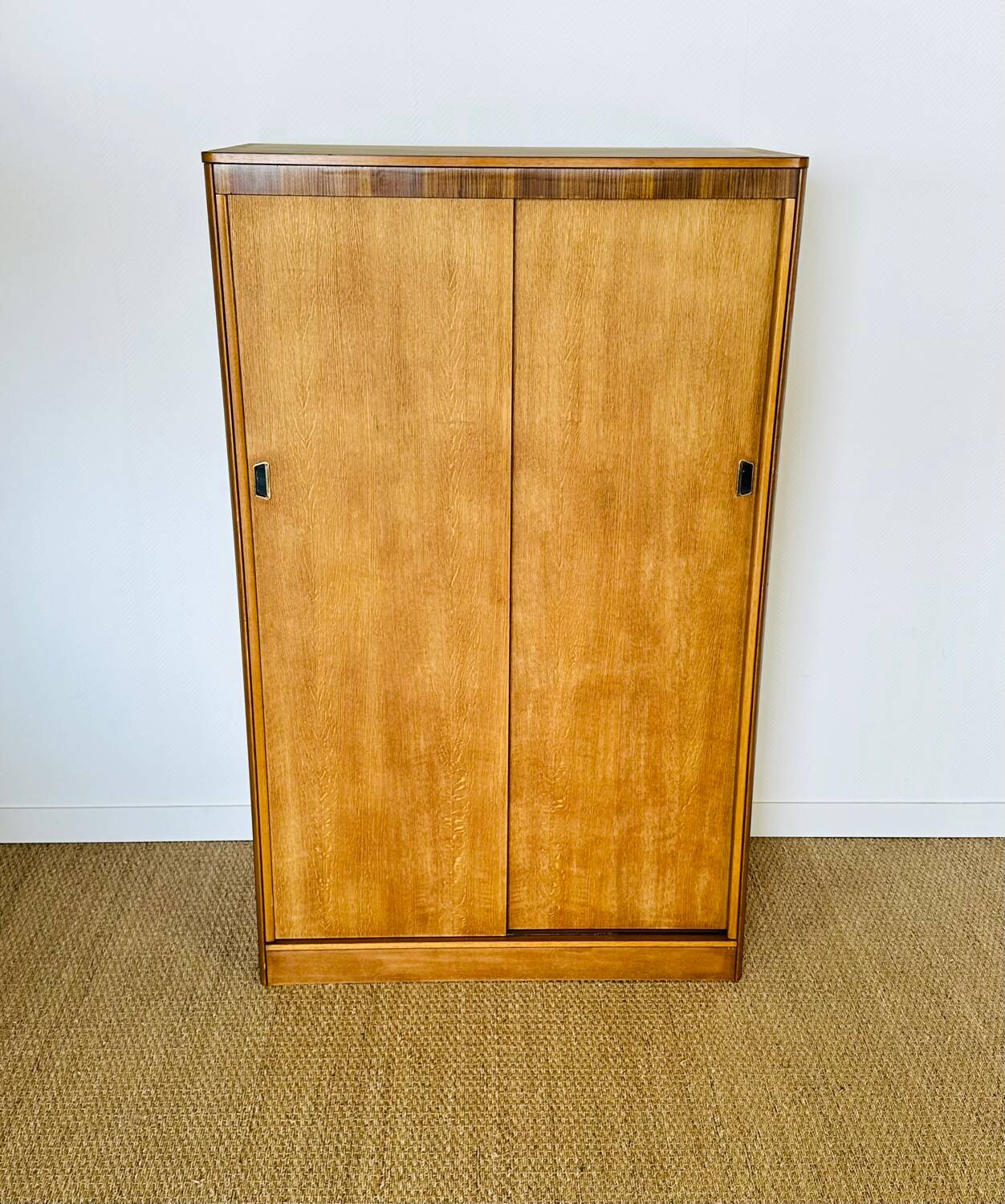 Vintage Austinsuite 1960s wardrobe