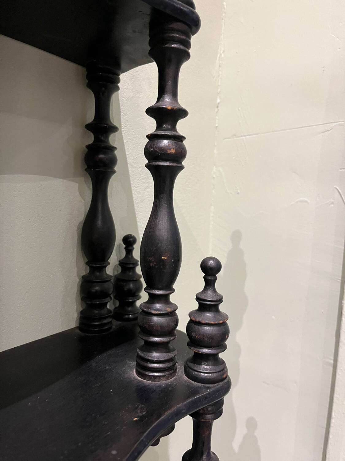 Turned wood shelf, Nap III