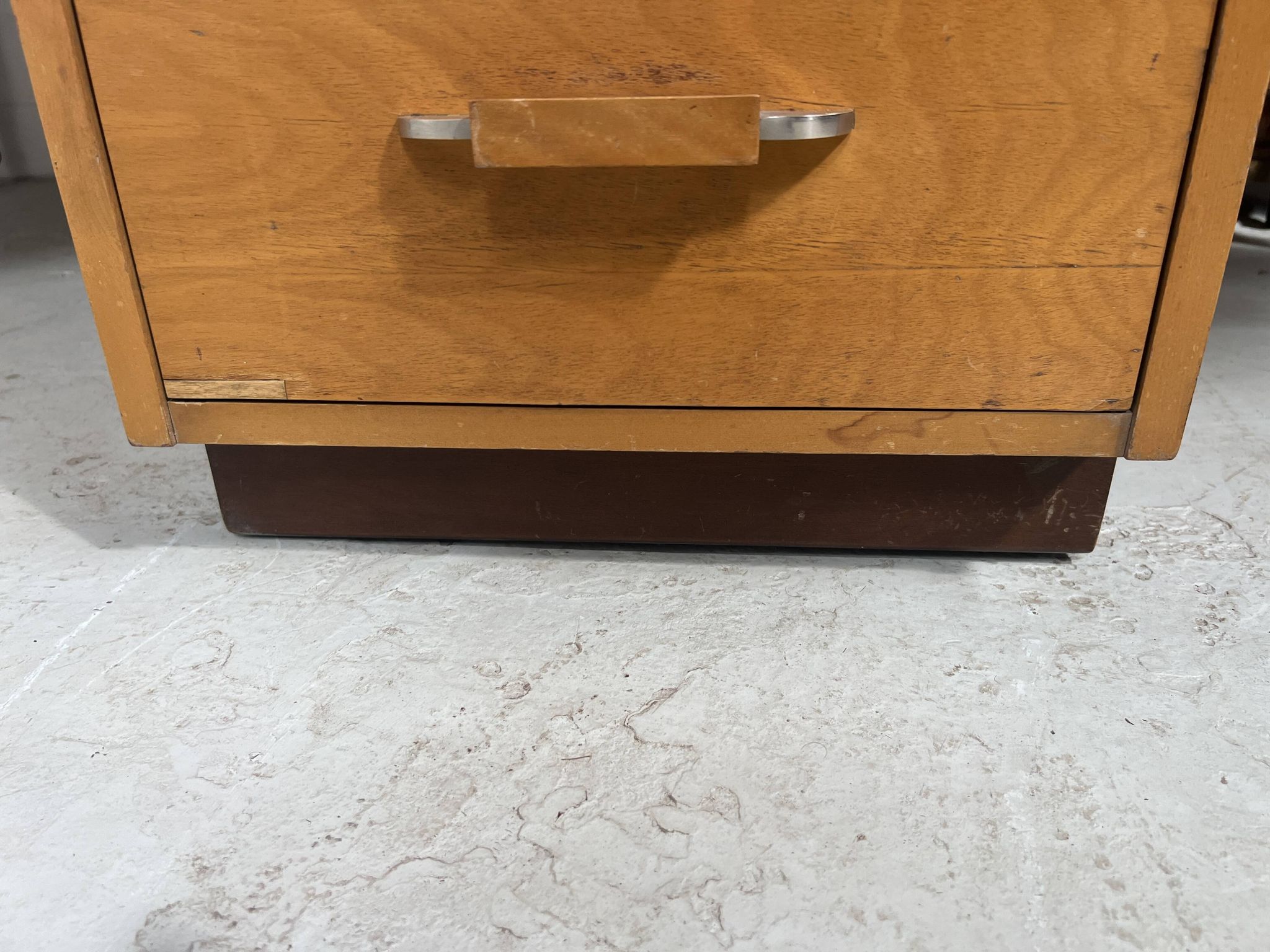 Bureau de style en placage de bois d'érable XX siècle