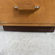 Bureau de style en placage de bois d'érable XX siècle