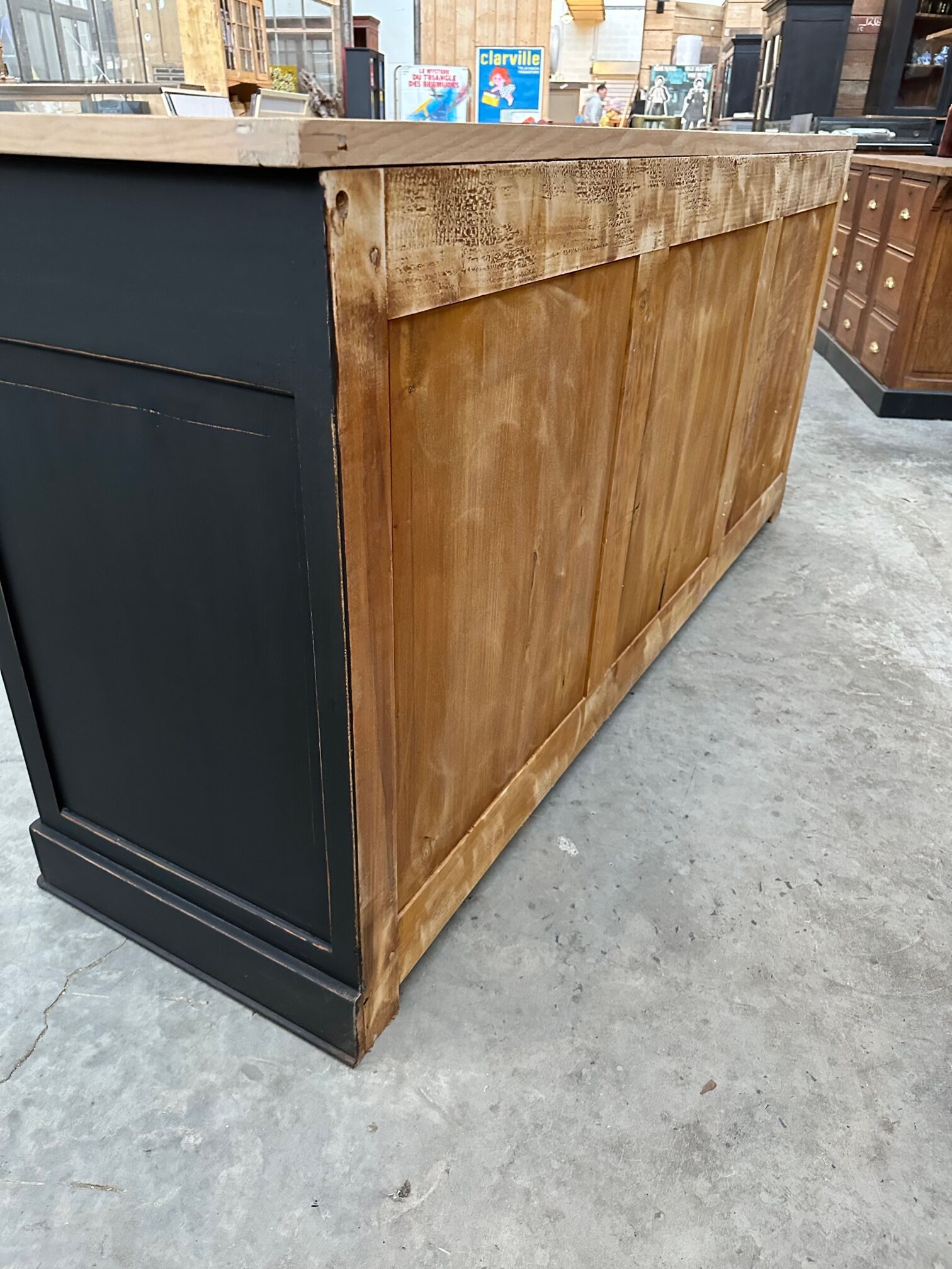 Buffet patiné 3 portes et 3 tiroirs