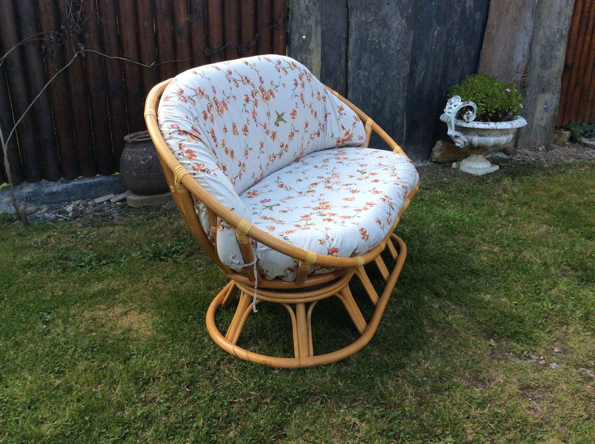 Vintage rattan lounge 1 bench and 2 swivel armchairs in perfect condition.