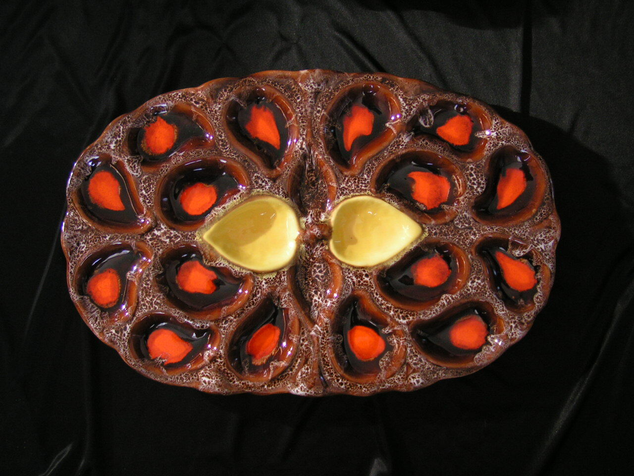 Service of 12 plates in oyster slip and its serving dish