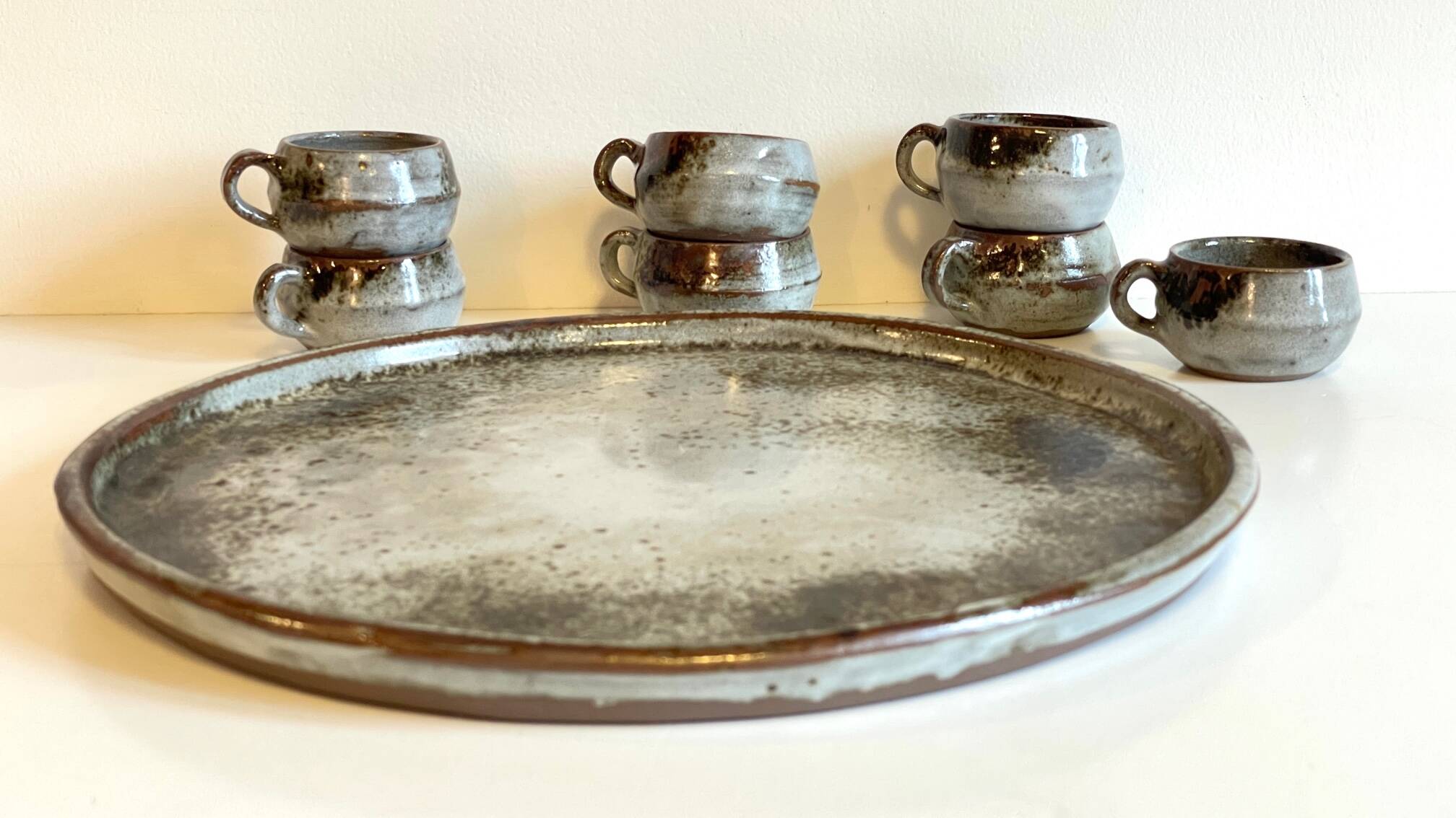 Enamelled stoneware tray and its 7 cups