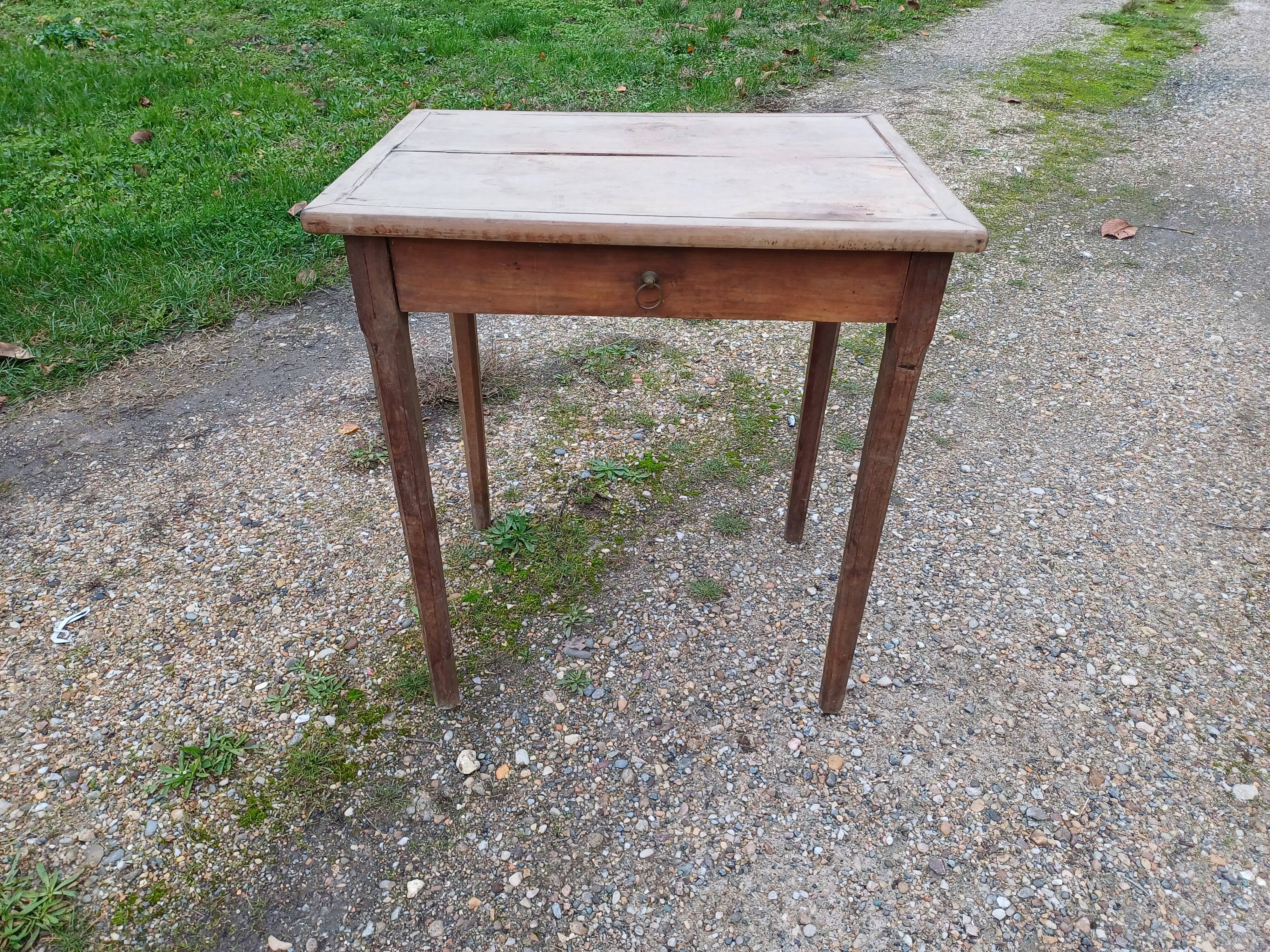 Small walnut table, 1 drawer