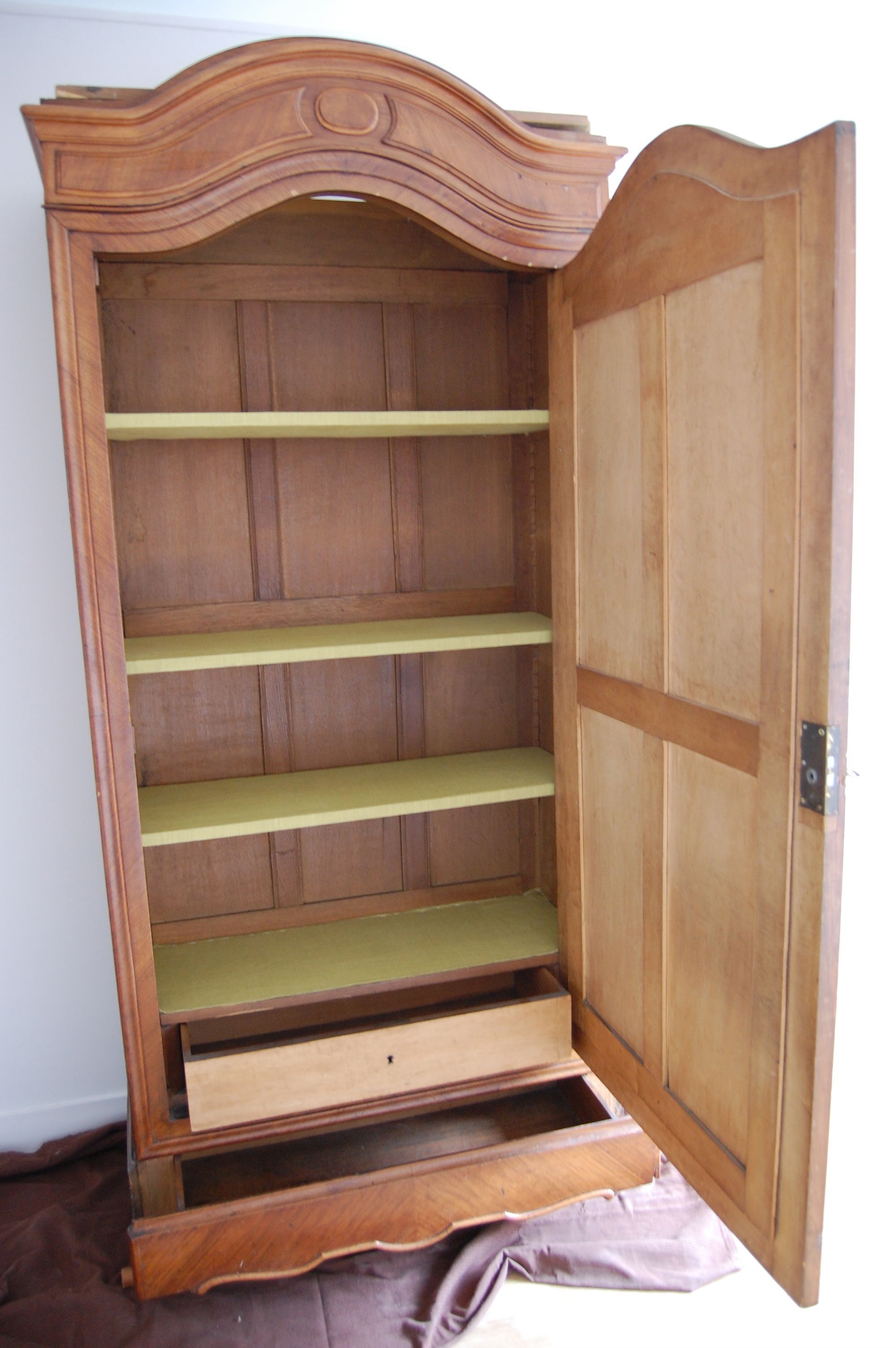 Hat gendarme armoire