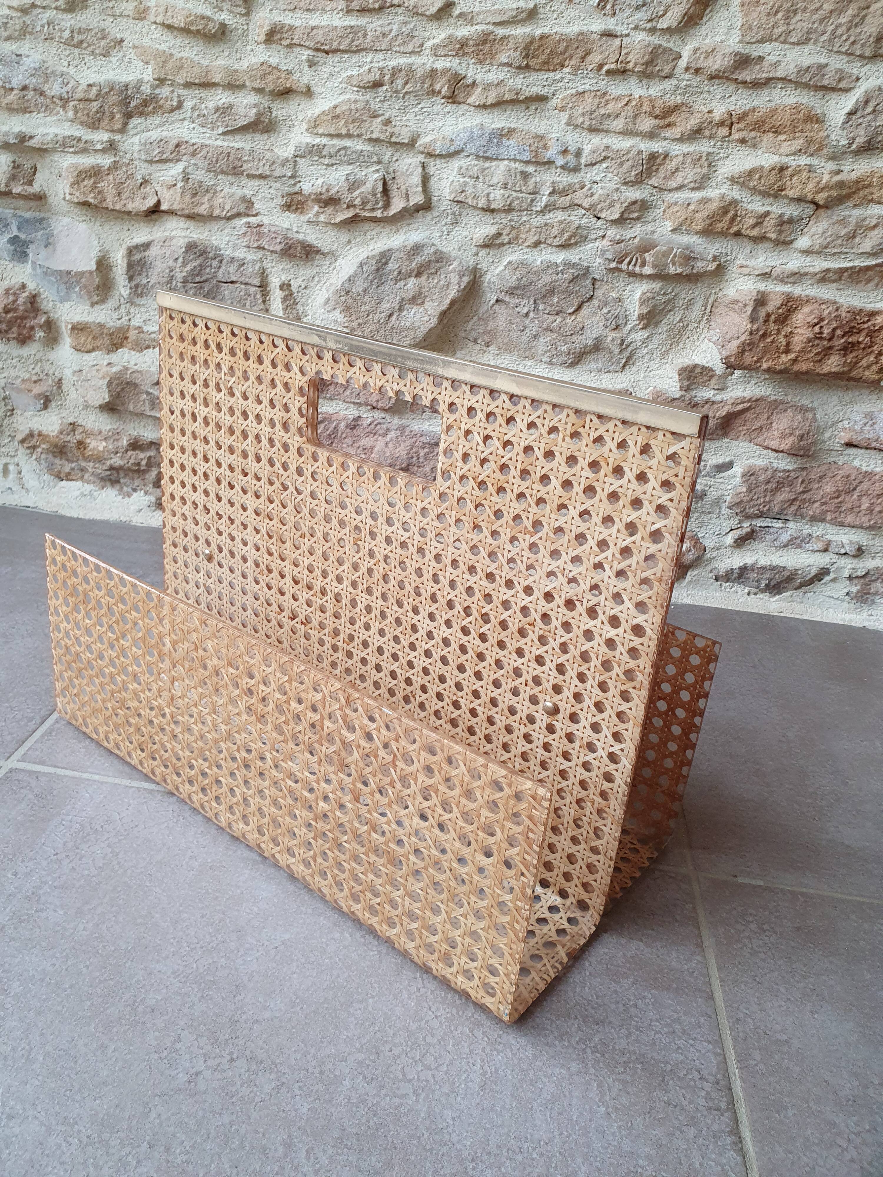 Caning magazine holder