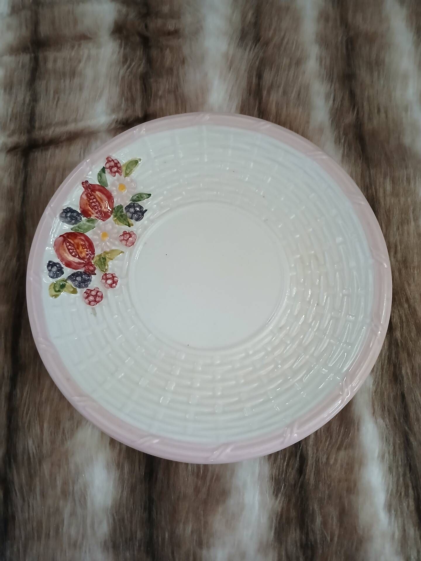 Assiette ancienne en barbotine