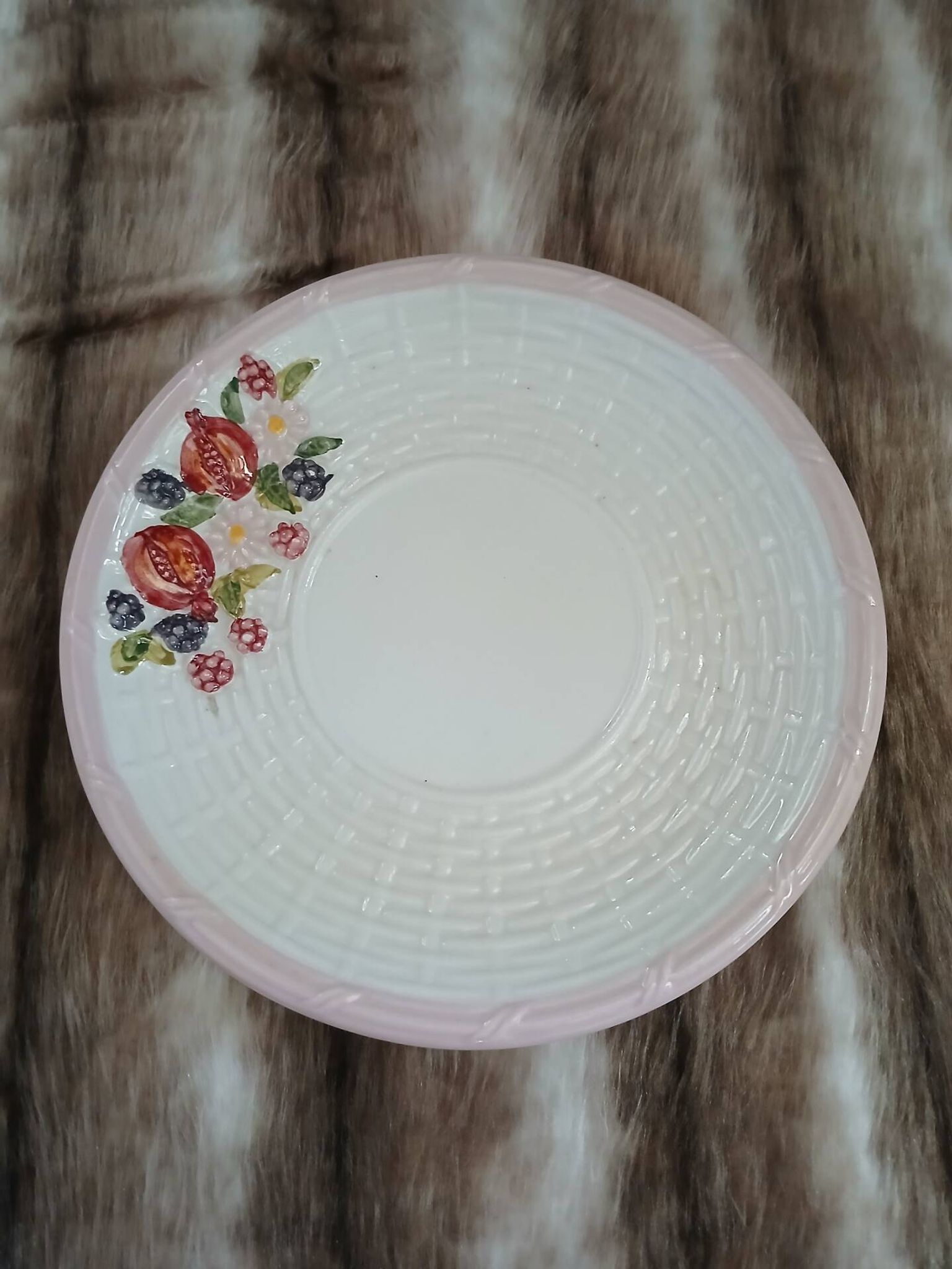 Assiette ancienne en barbotine