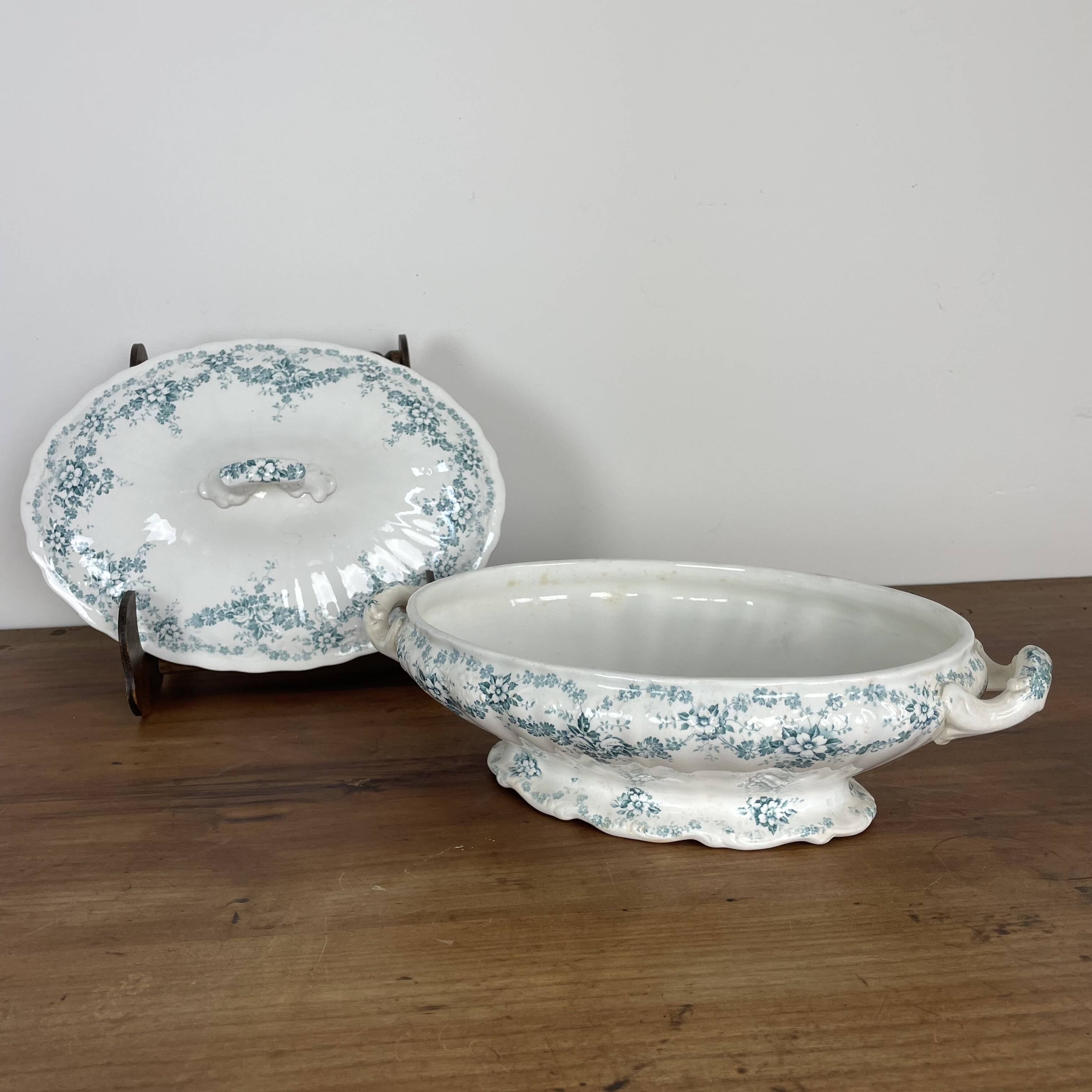 Covered dish, vegetable dish in Maastricht earthenware, Clara model