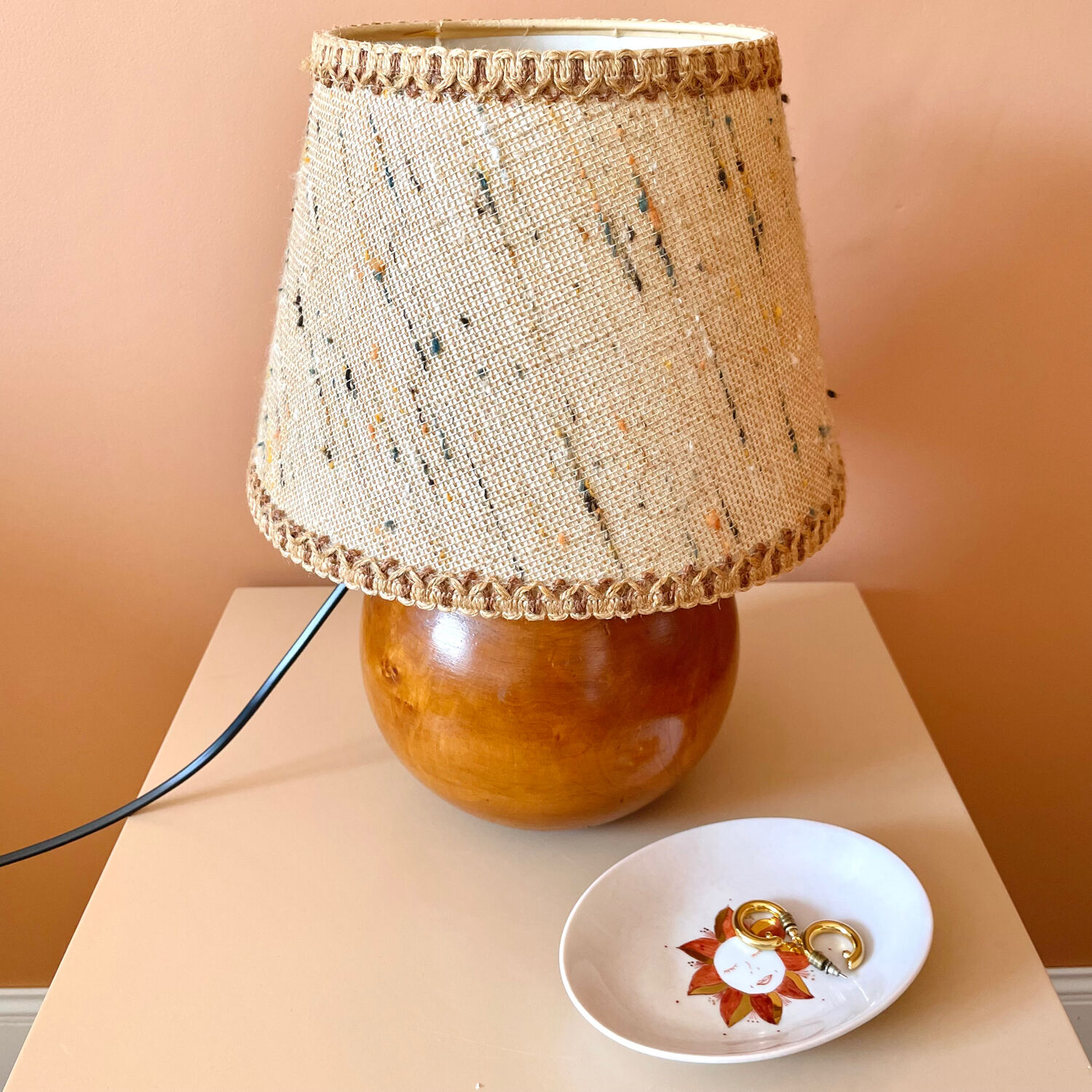 Wooden ball foot lamp