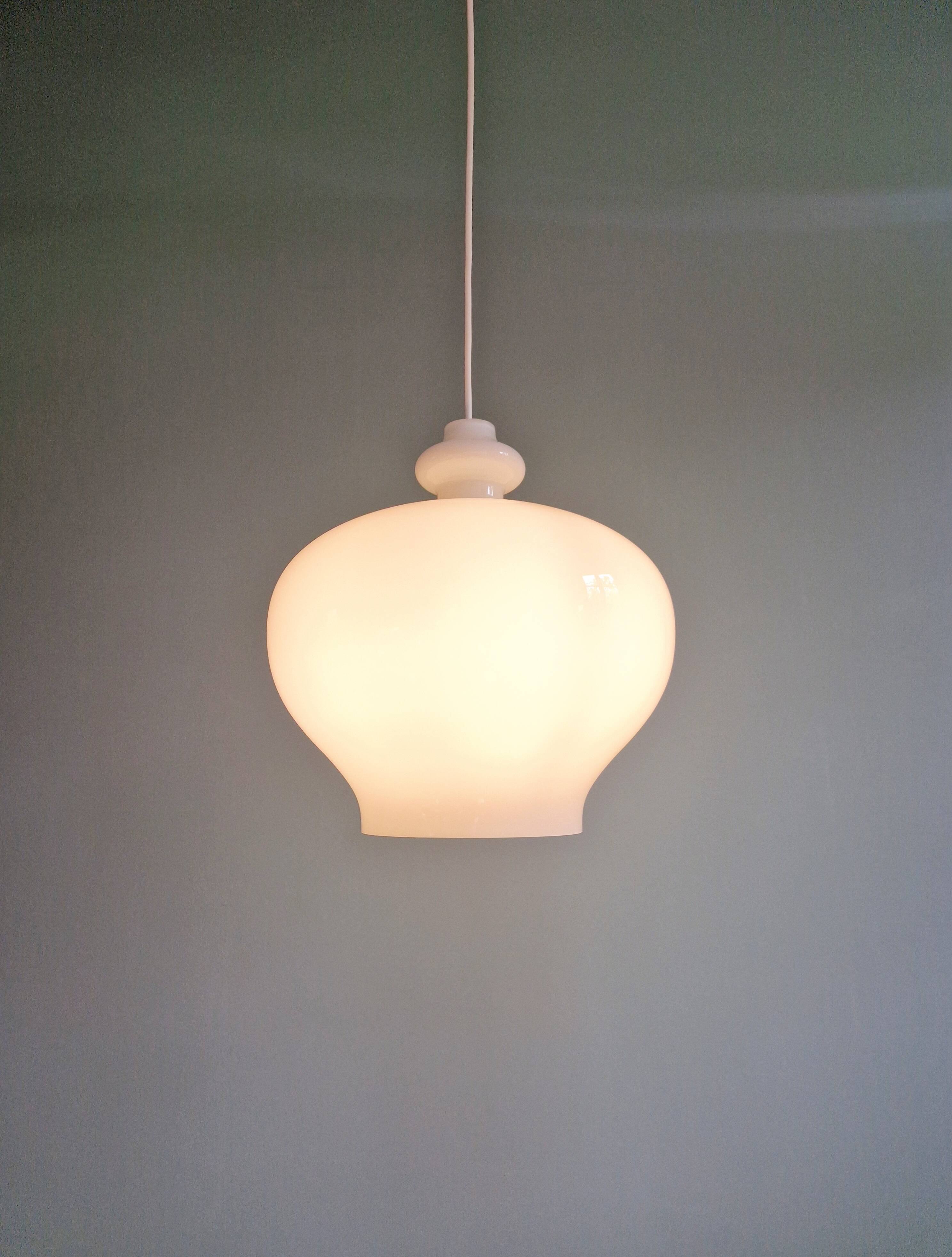 Suspension scandinave en opaline blanche, H.A. Jakobsson, 1960
