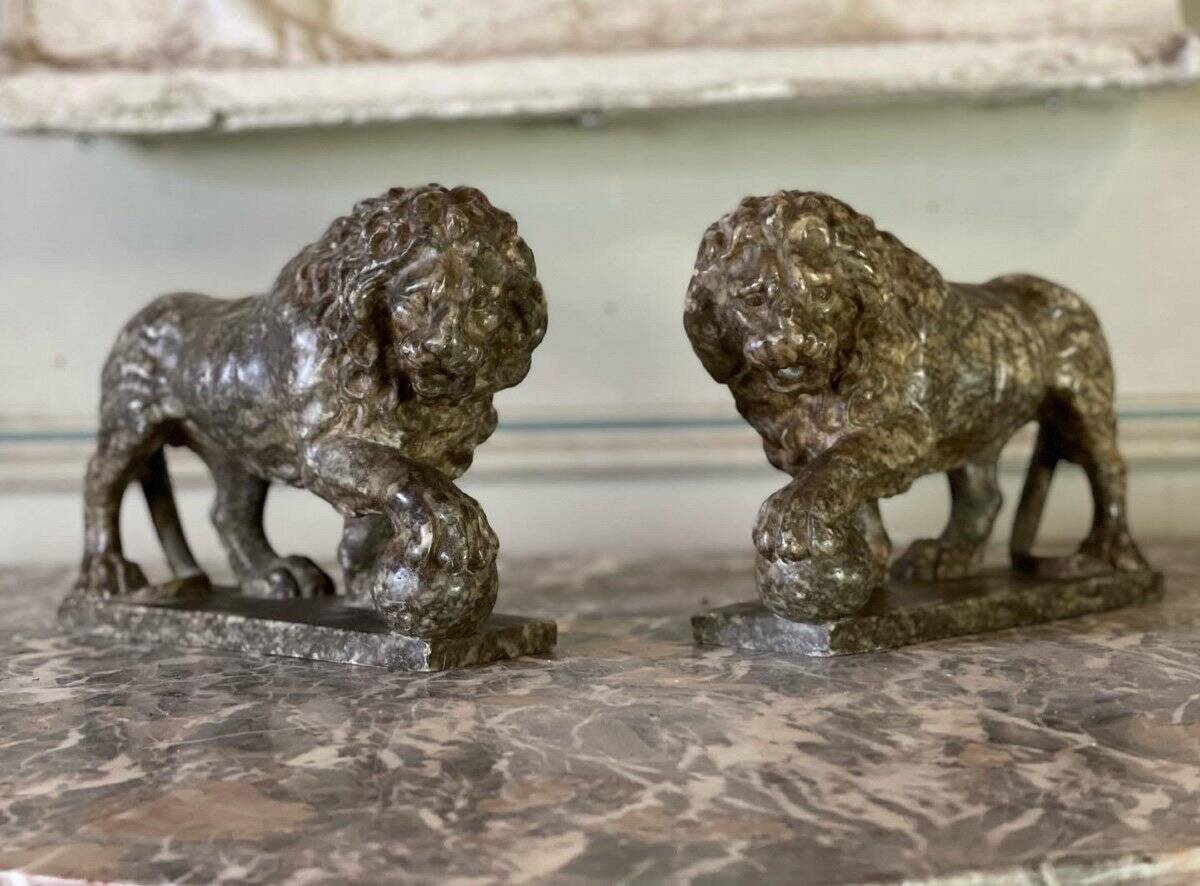 Pair of Medici lions in alabaster, Italy 19th century
