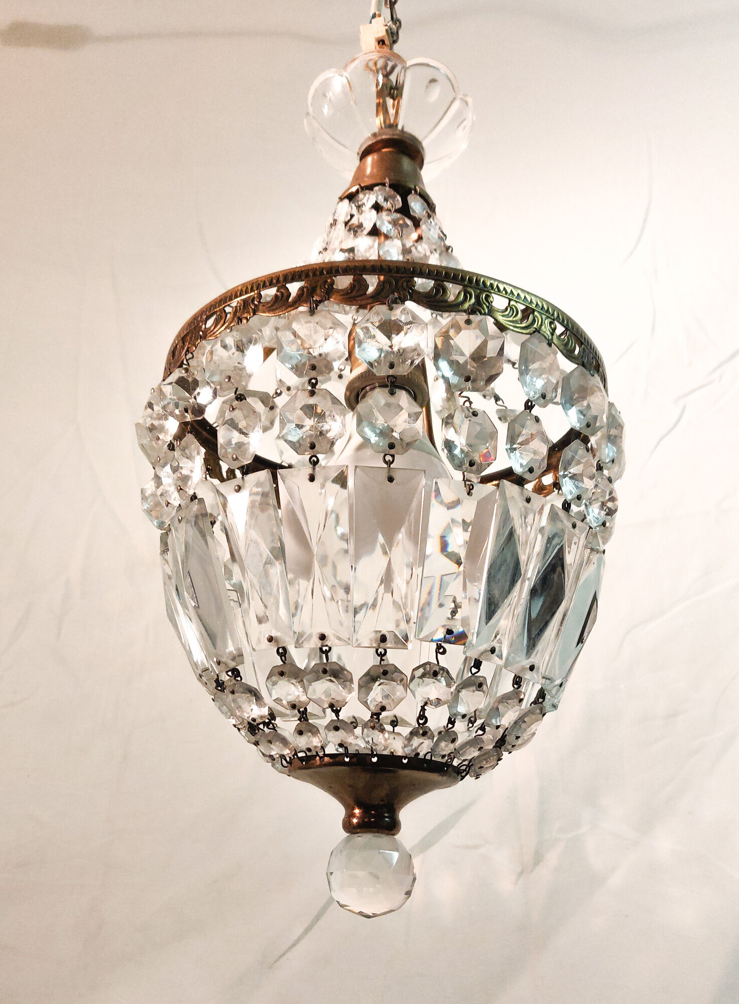 Lustre montgolfière bronze doré et pampilles en cristal