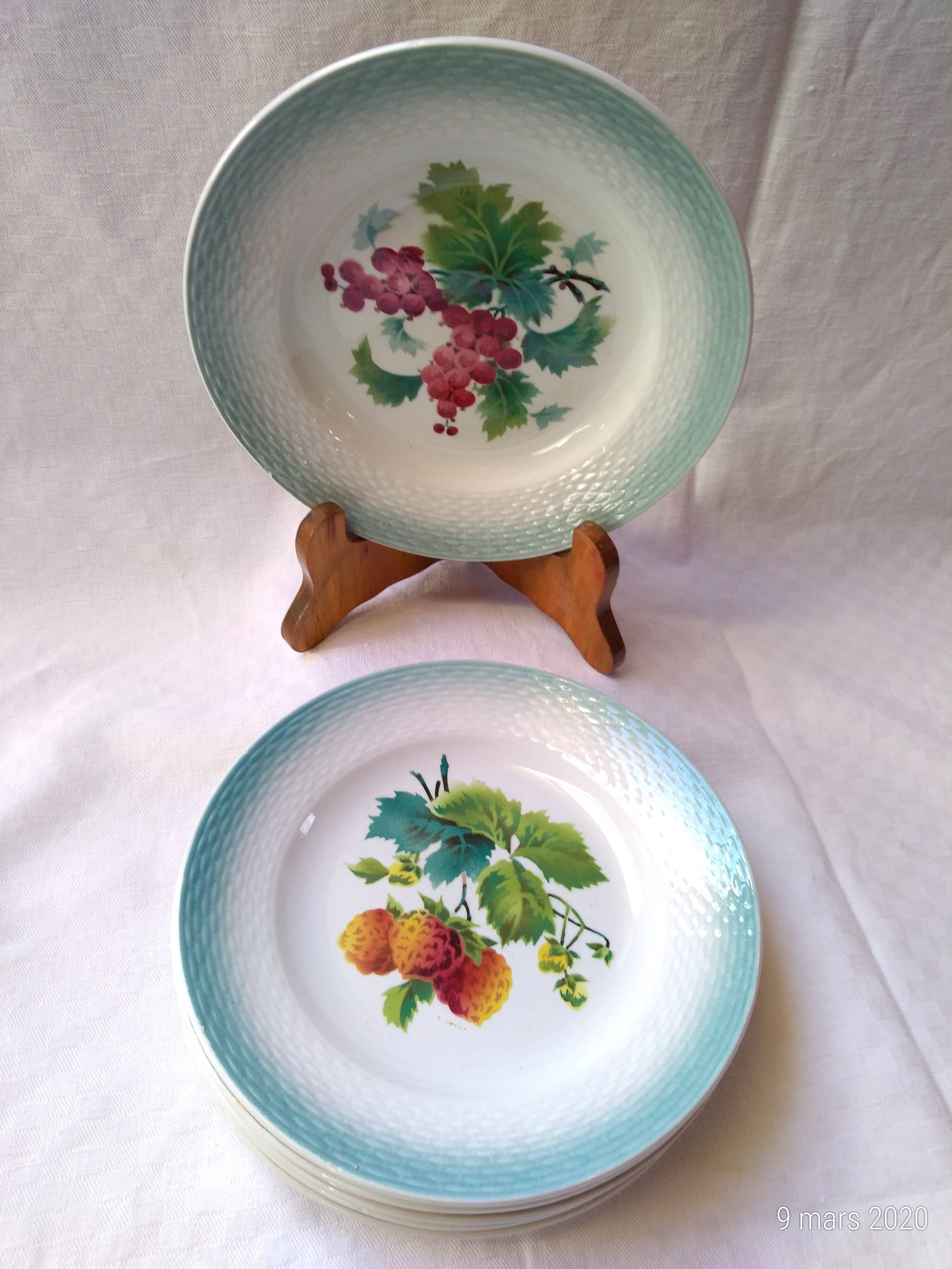 8 assiettes barbotine 2 décors, groseilles, framboises