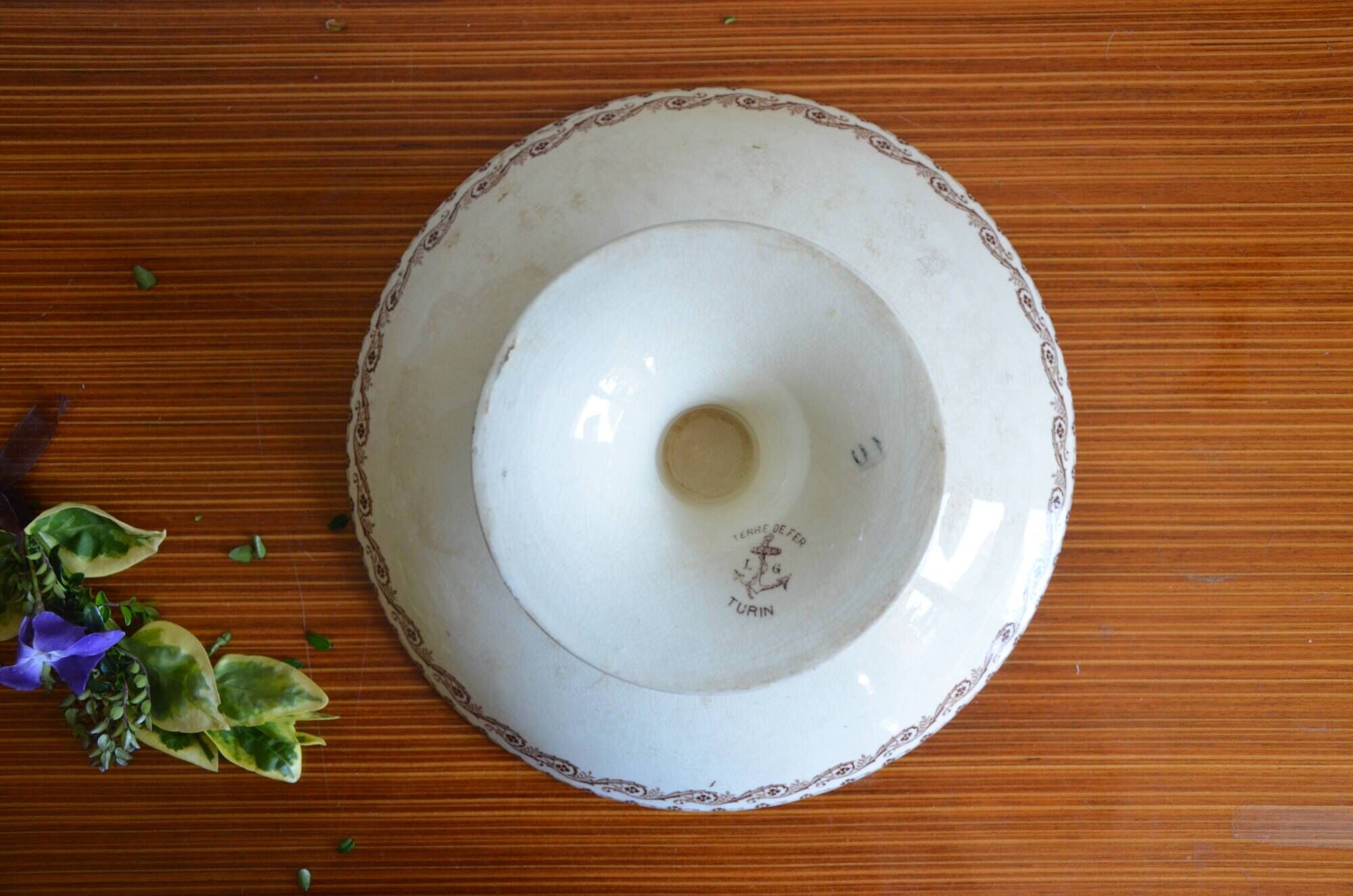 Large fruit bowl from the Clarefontaine earthenware factory, LG, Turin collection.