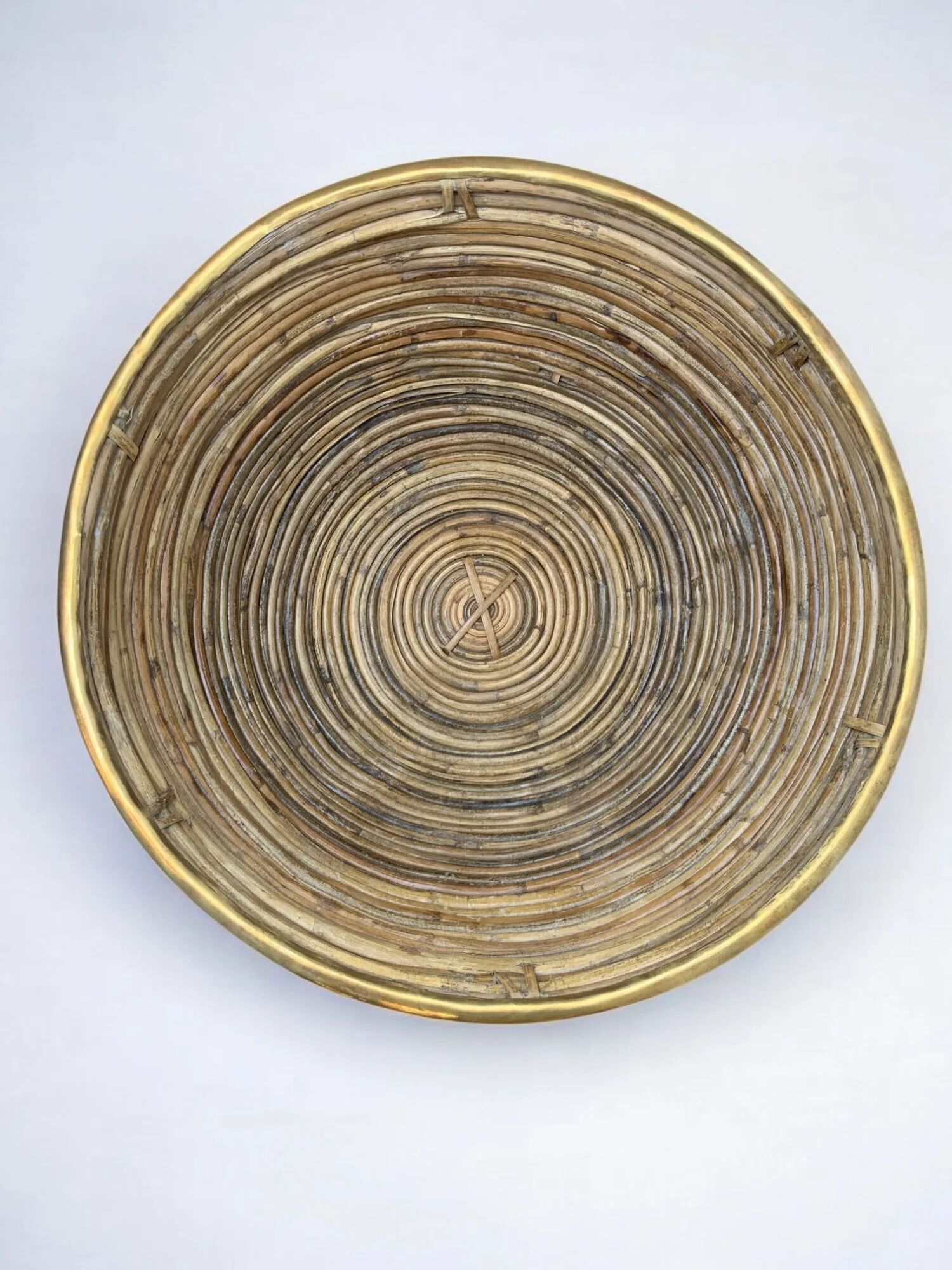 Panier circulaire en rotin et laiton, Italie, années 1970, 39 cm de diamètre