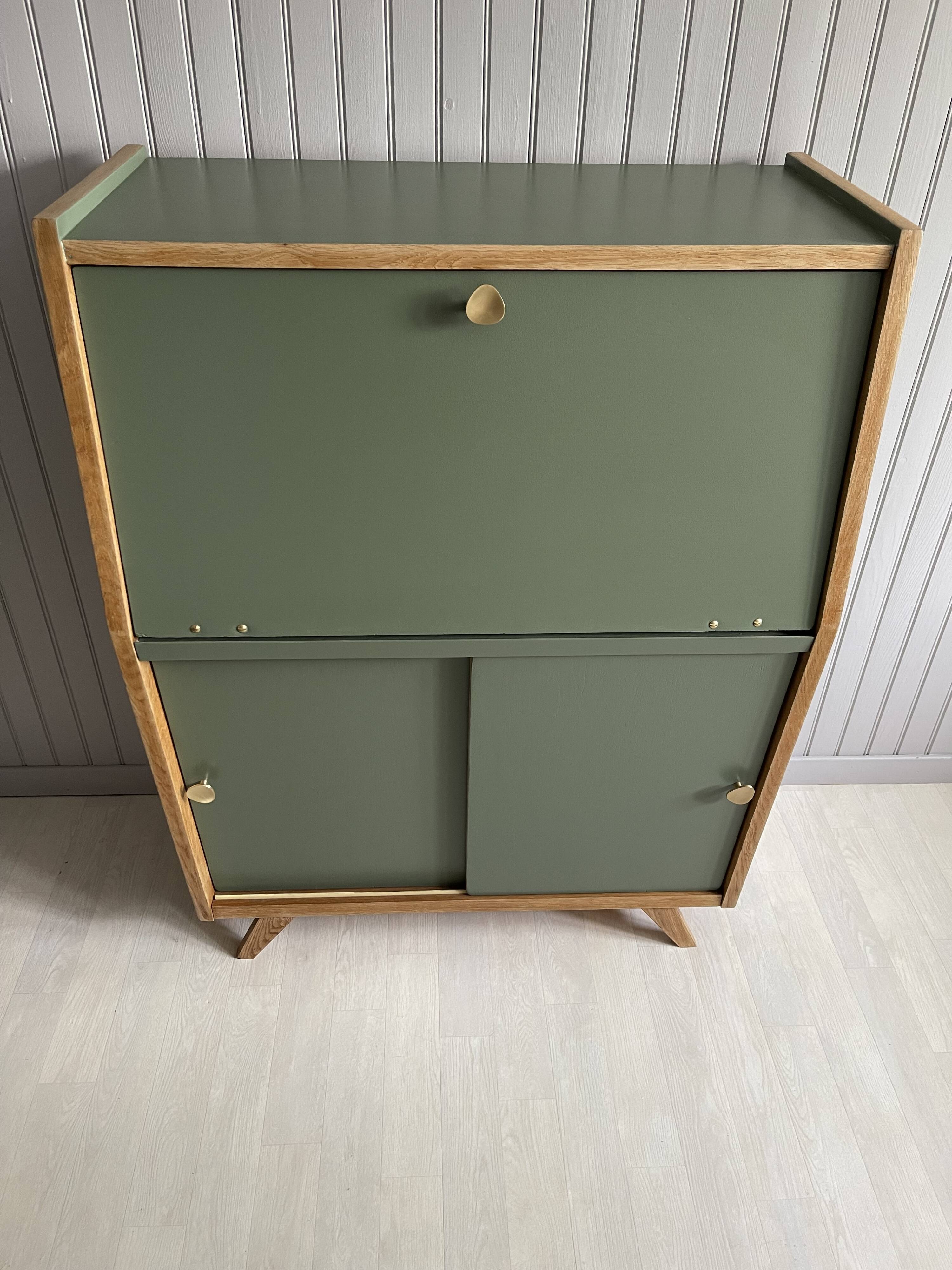 Green secretary
