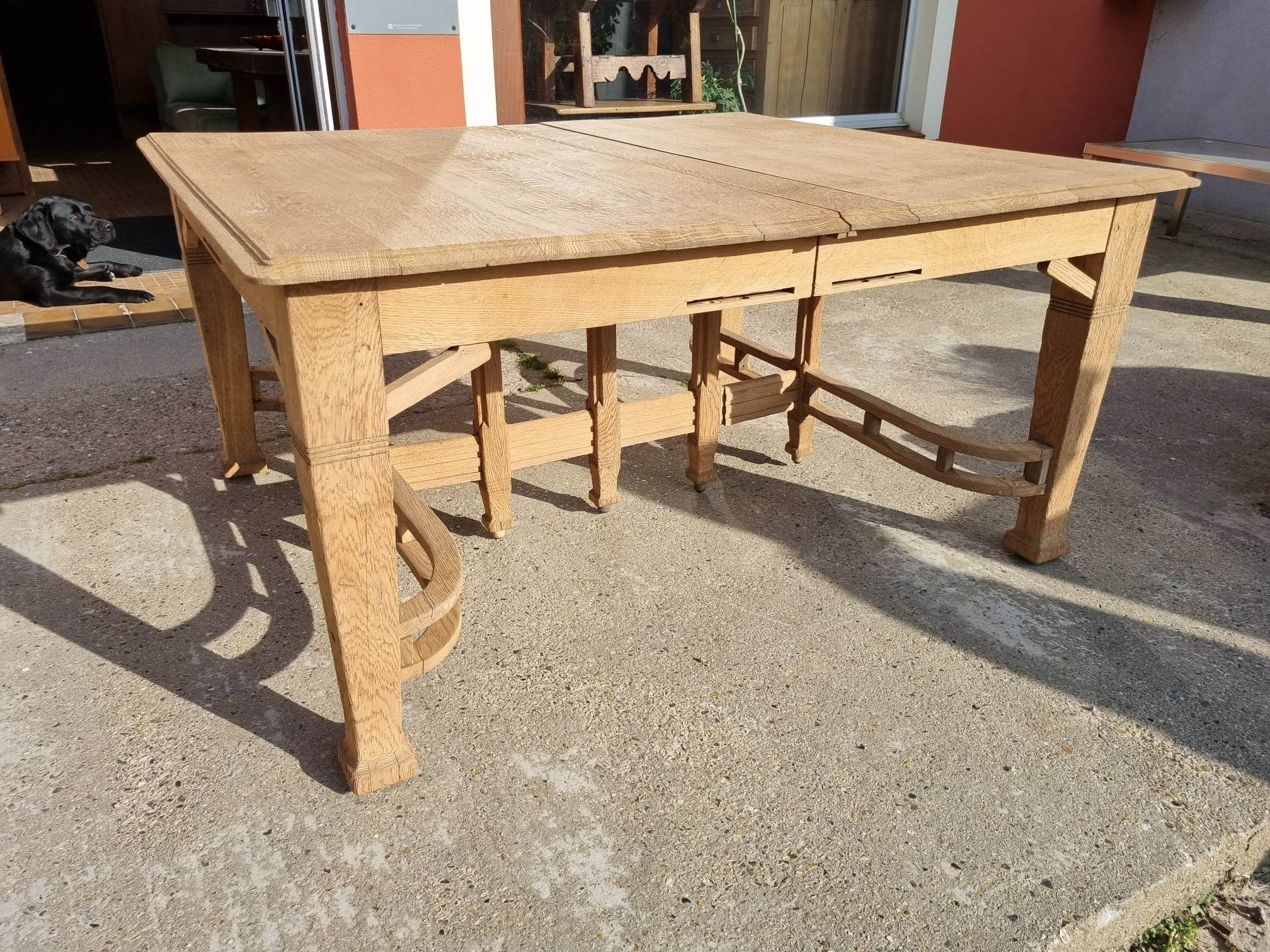 Extendable oak table