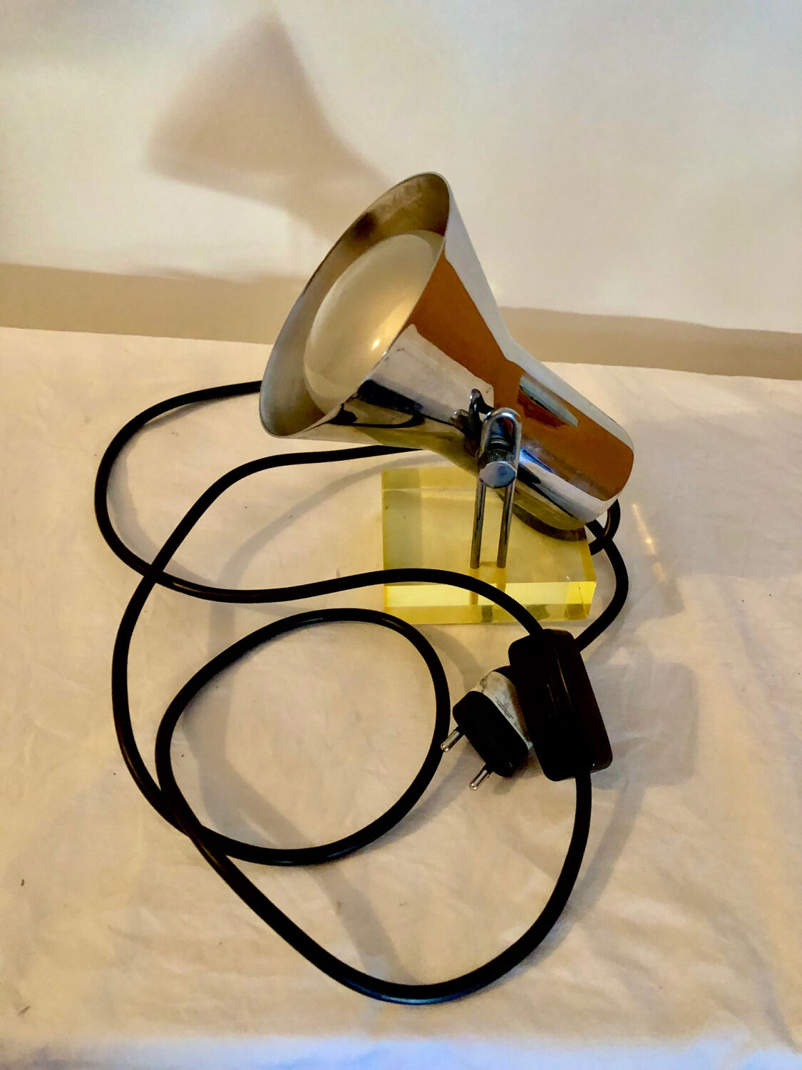 Articulated chrome and plexiglass casserole spotlight