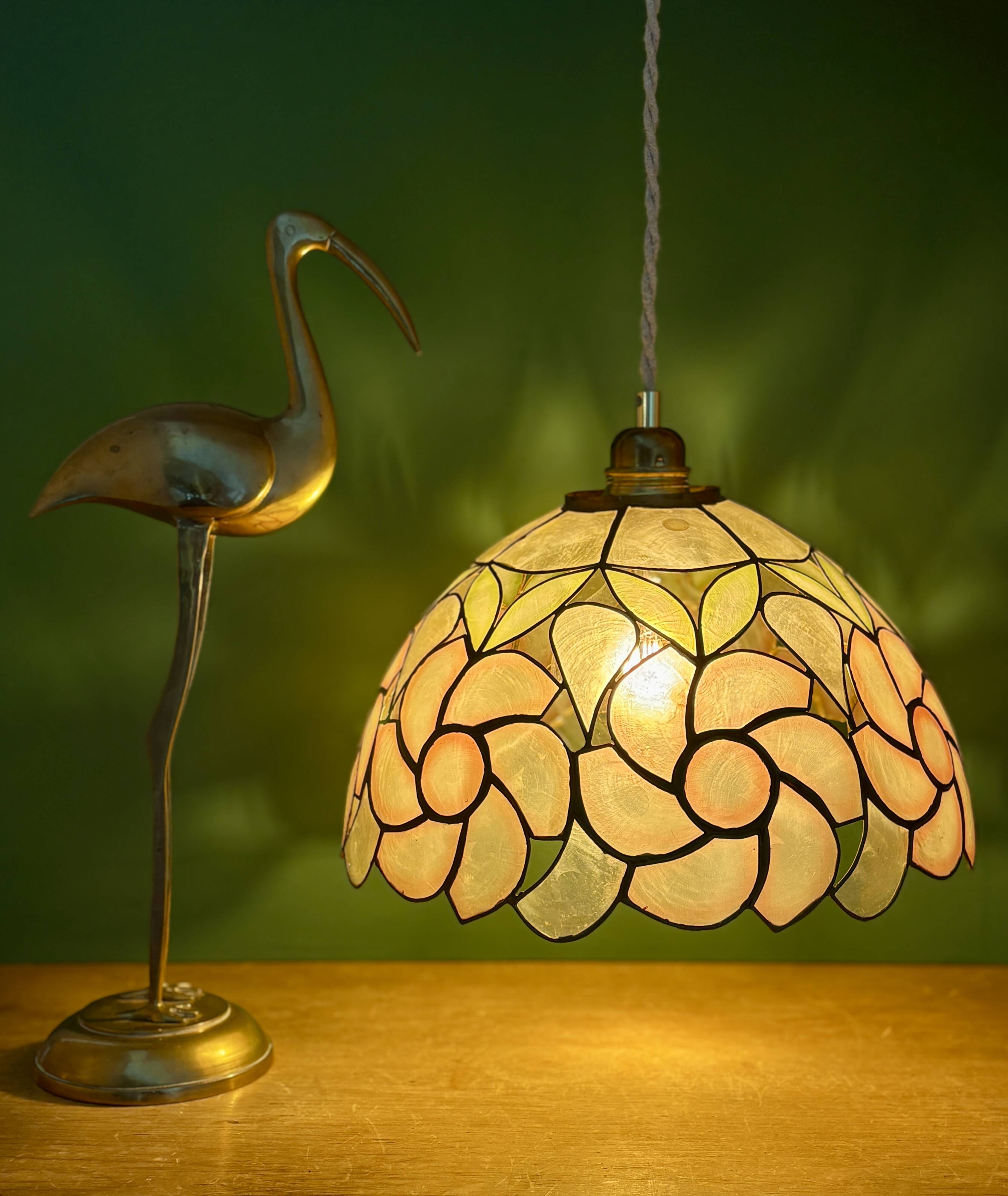 Suspension antique lampshade in pink mother-of-pearl