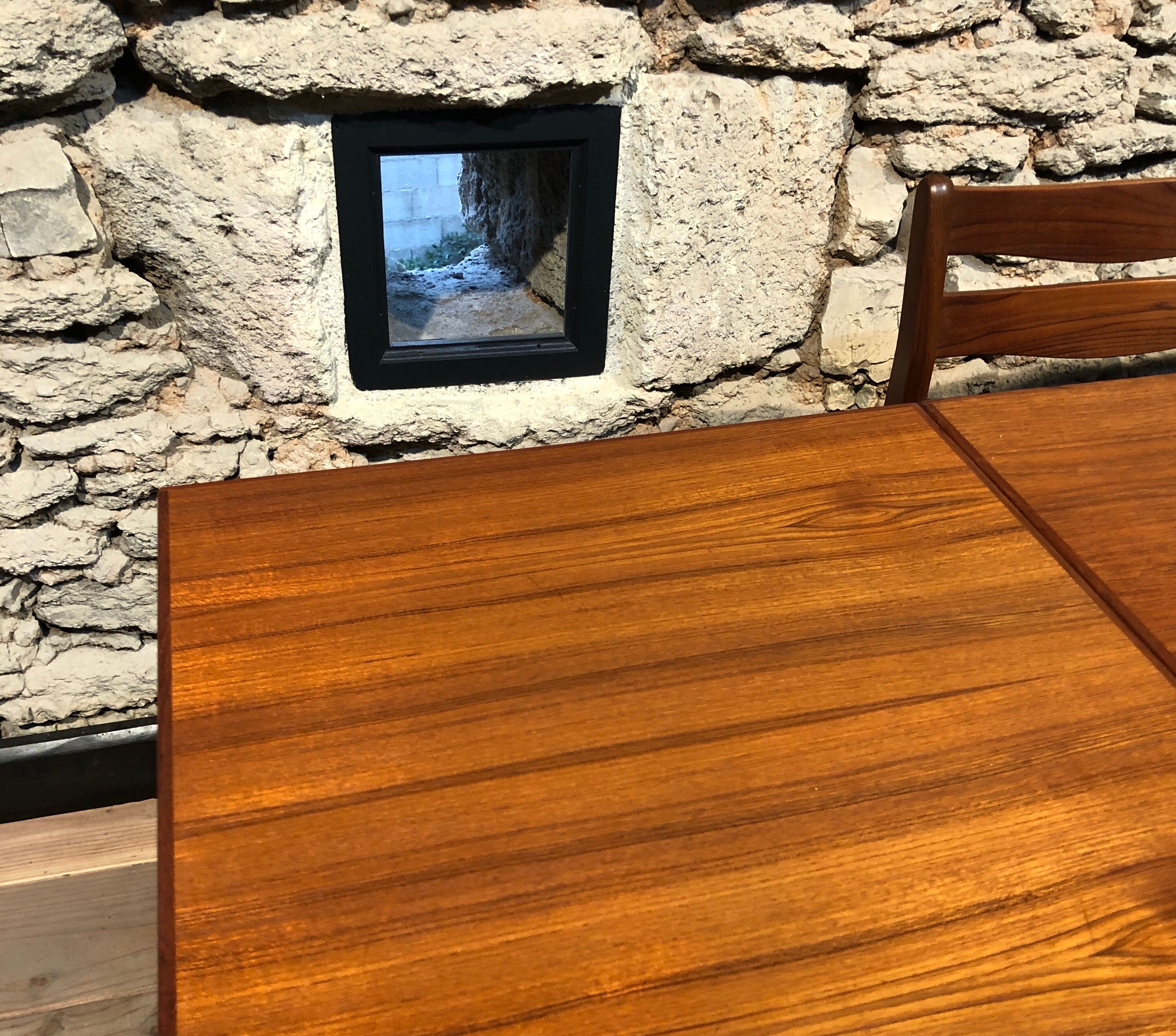 Table vintage scandinave en teck avec deux rallonges