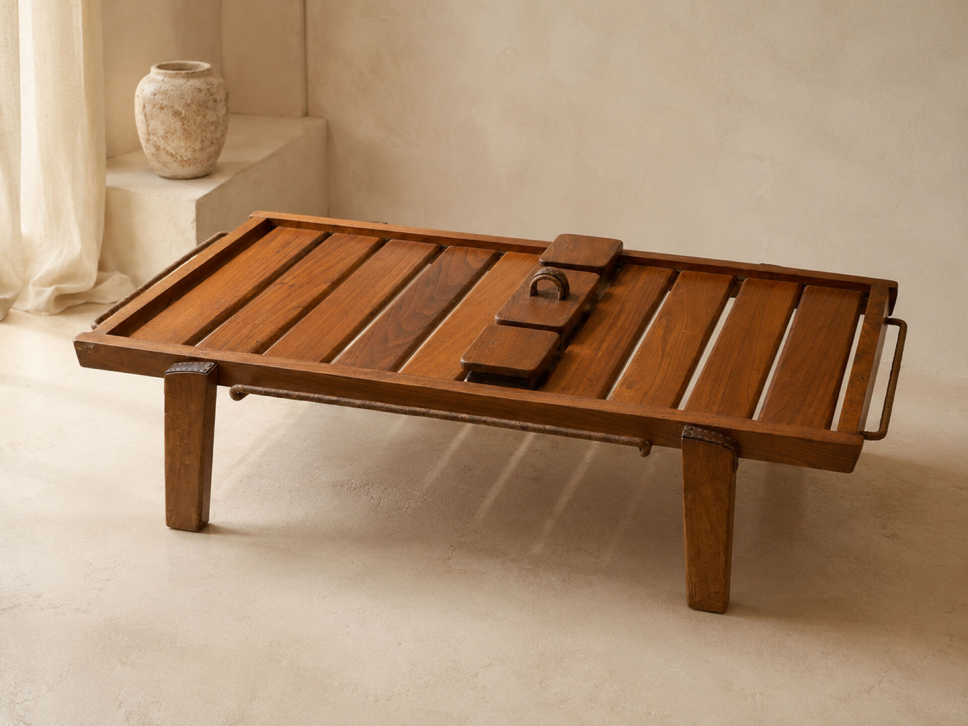 Table basse « Meubles pour la campagne » par Jacques Adnet – vers 1950